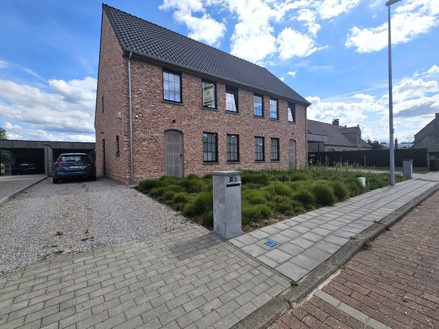  PRACHTIGE NIEUWBOUWWONING MET TUIN EN CARPORT foto {{pictureIndex}}