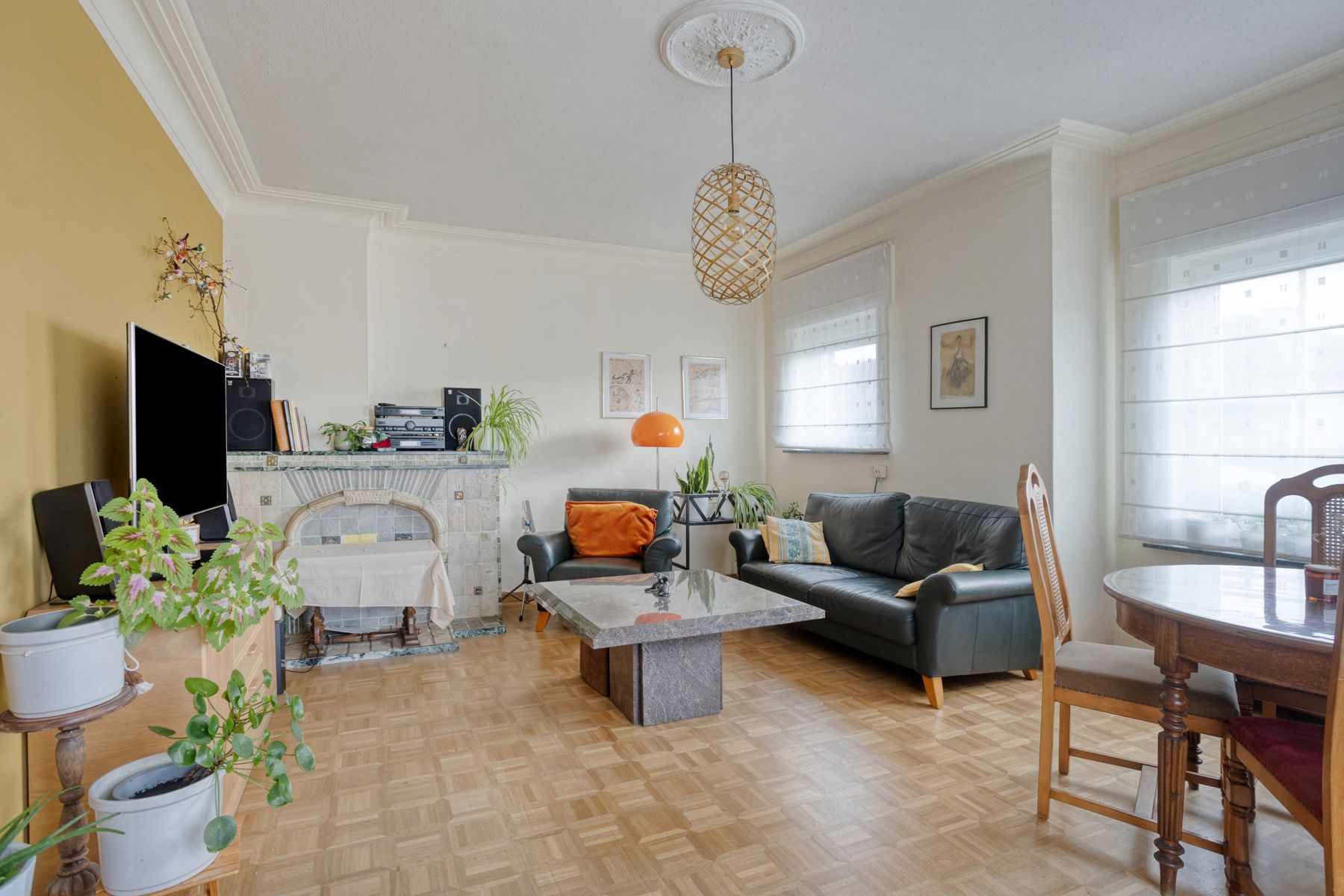 Te moderniseren halfopen woning met tuin en garage foto 4