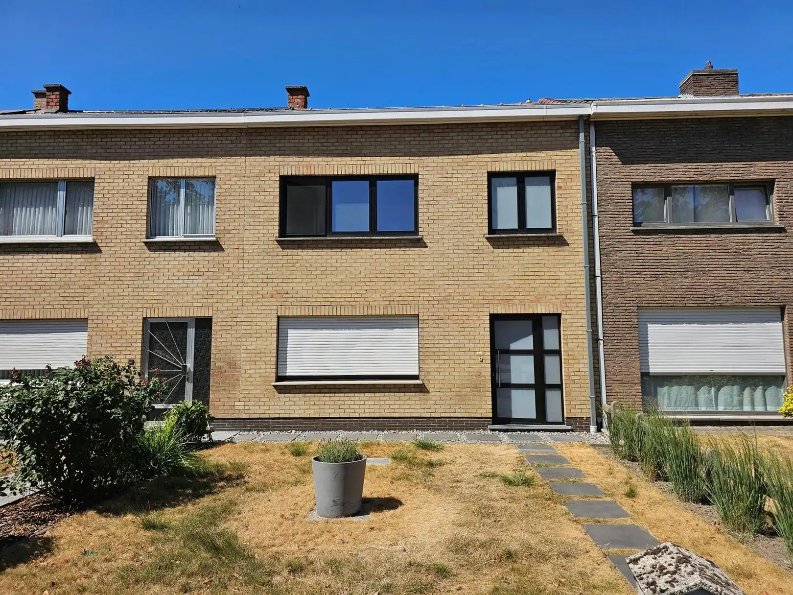 Verder af te werken rijwoning met tuin en garage. foto {{pictureIndex}}