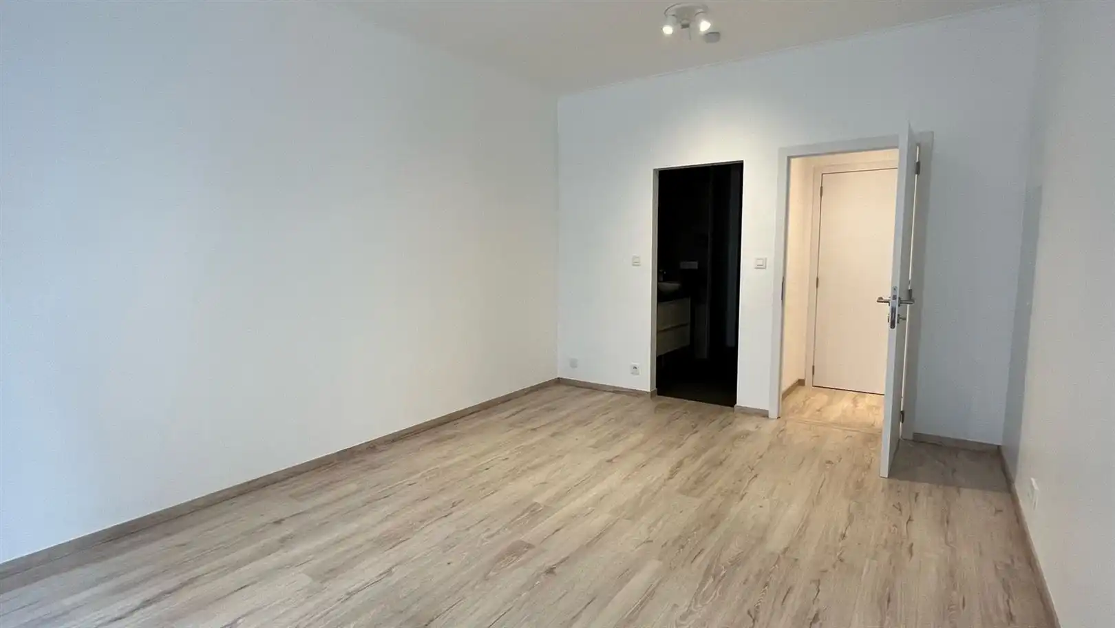 Gloednieuw gerenoveerd appartement met 2 suites  foto 8