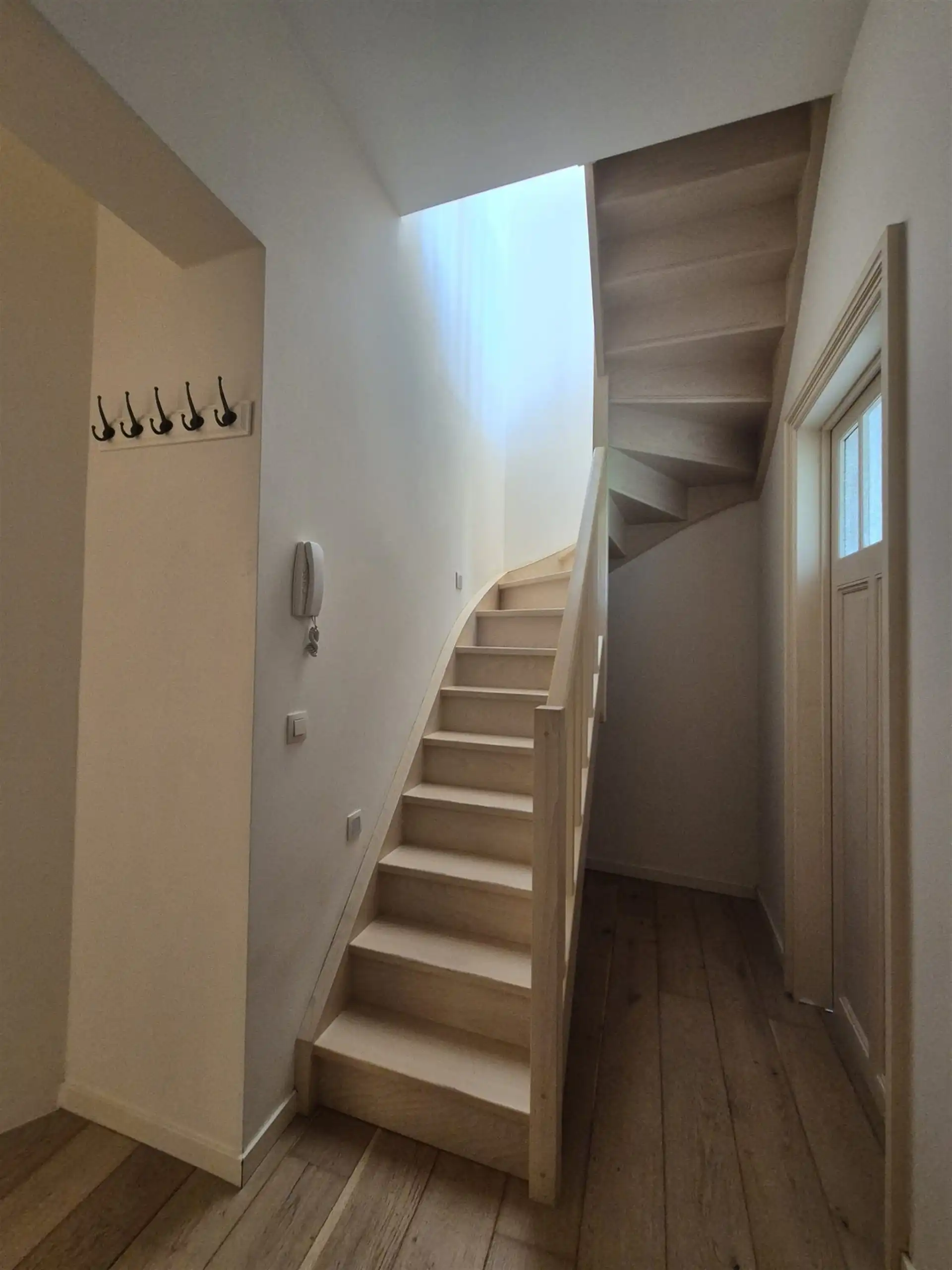 Verrassend ruim gelegen appartment met zicht op het water.  foto 16