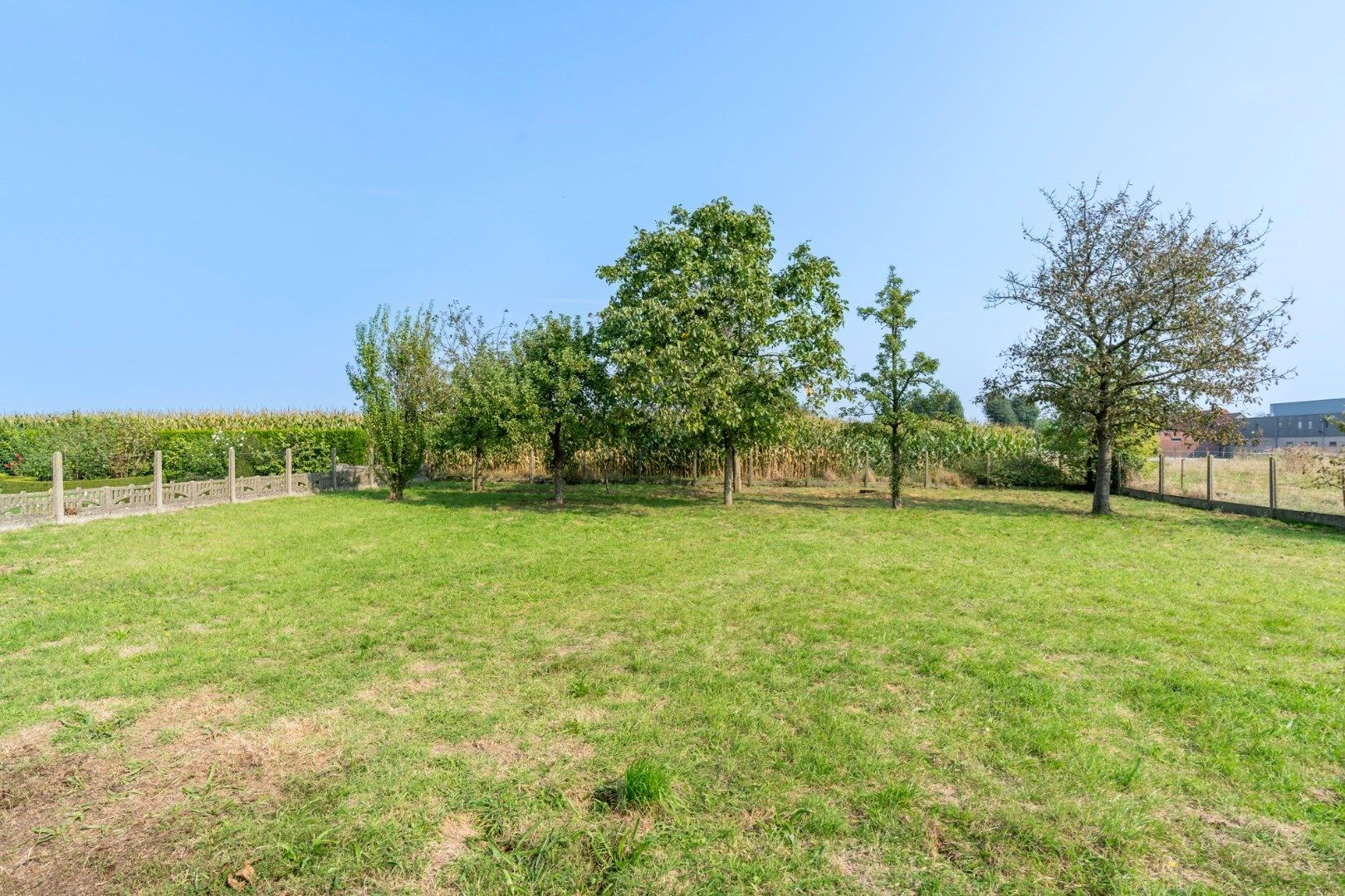 Een stijlvol landhuis op een perceel van 17a90ca, voorzien van een mooi aangelegde tuin op een rustige locatie! foto 42