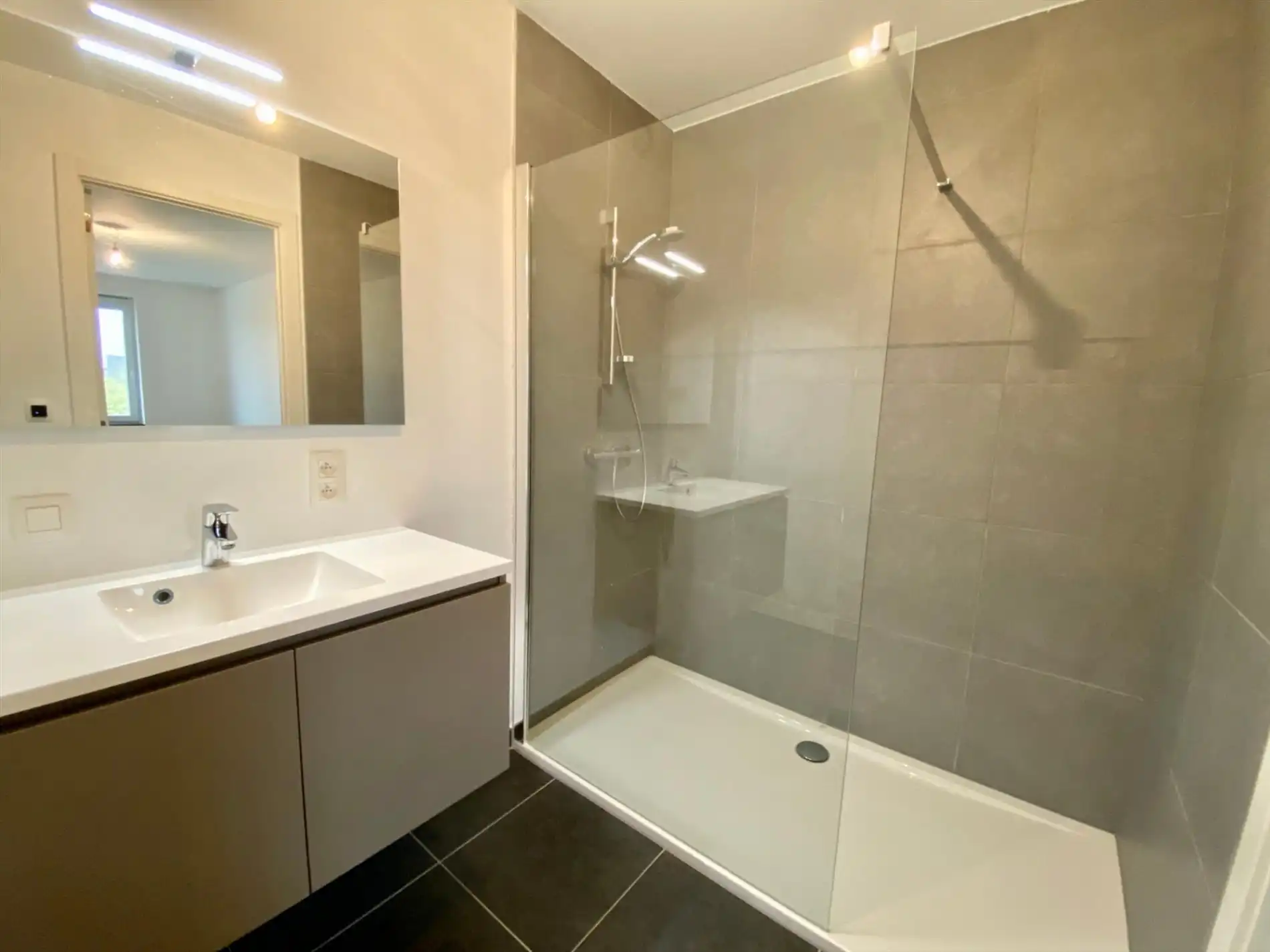 Leuk appartement in het centrum van Harelbeke met parkeerplaats. foto 3