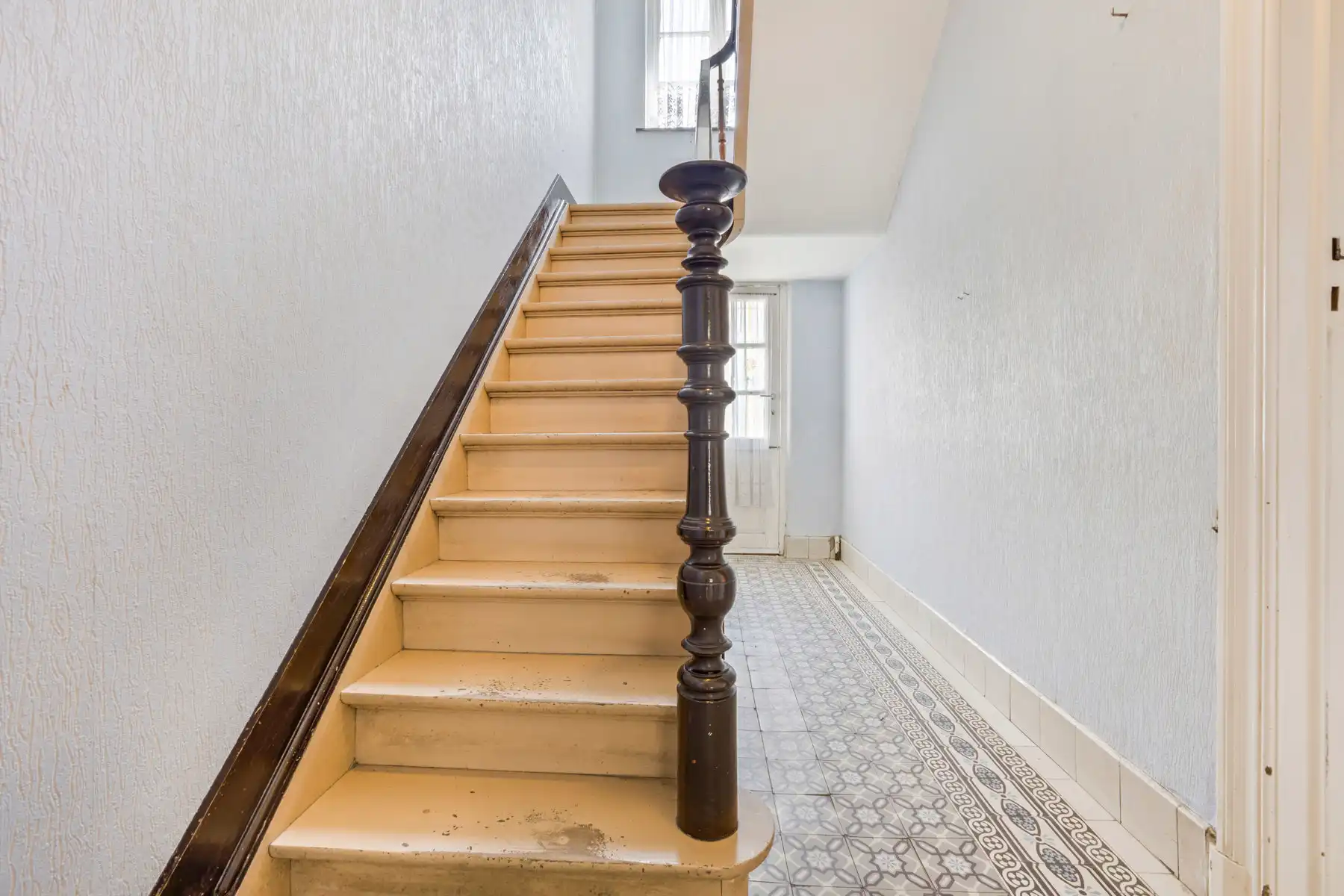 Te renoveren woning met veel mogelijkheden en garage foto 13