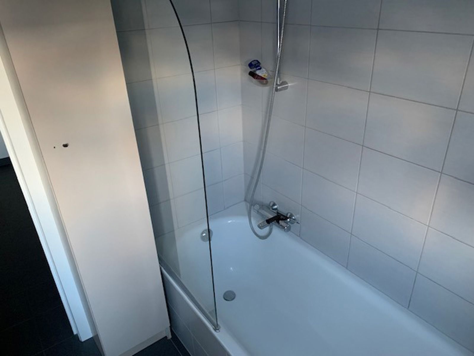 Instapklaar ruim en goed gelegen 2 slaapkamerappartement foto 7