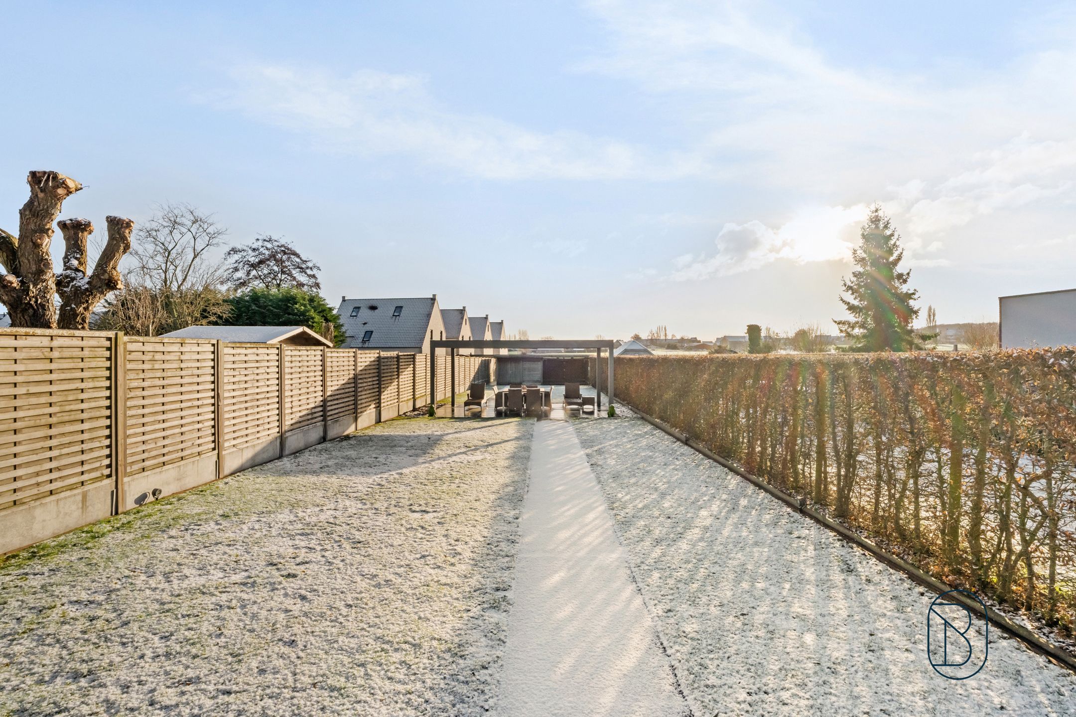 Topgelegen handelspand met woonst foto 25