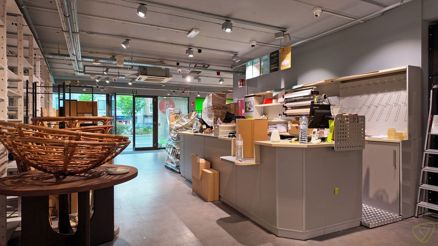 Exclusieve handelsruimte te huur op één van de commercieel gunstigste locaties te Eeklo! foto 3