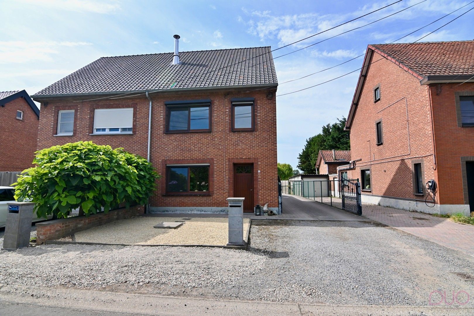 Instapklare halfopen bebouwing met drie slaapkamers en twee badkamers, vlakbij Provinciaal domein Nieuwenhoven foto {{pictureIndex}}