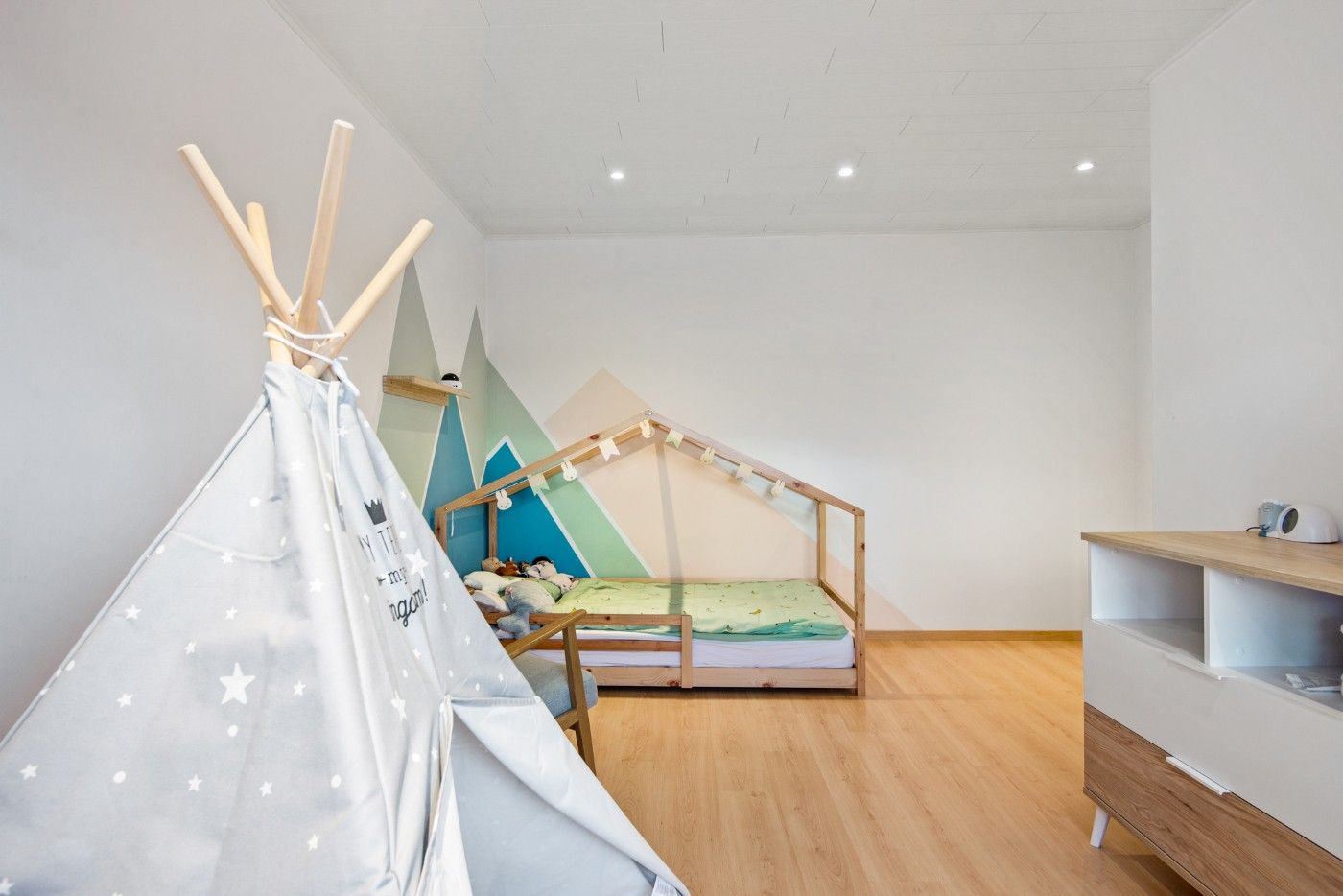 Ruime bel-etagewoning met 3 slpk, terras, tuin en inpandige garage foto 15