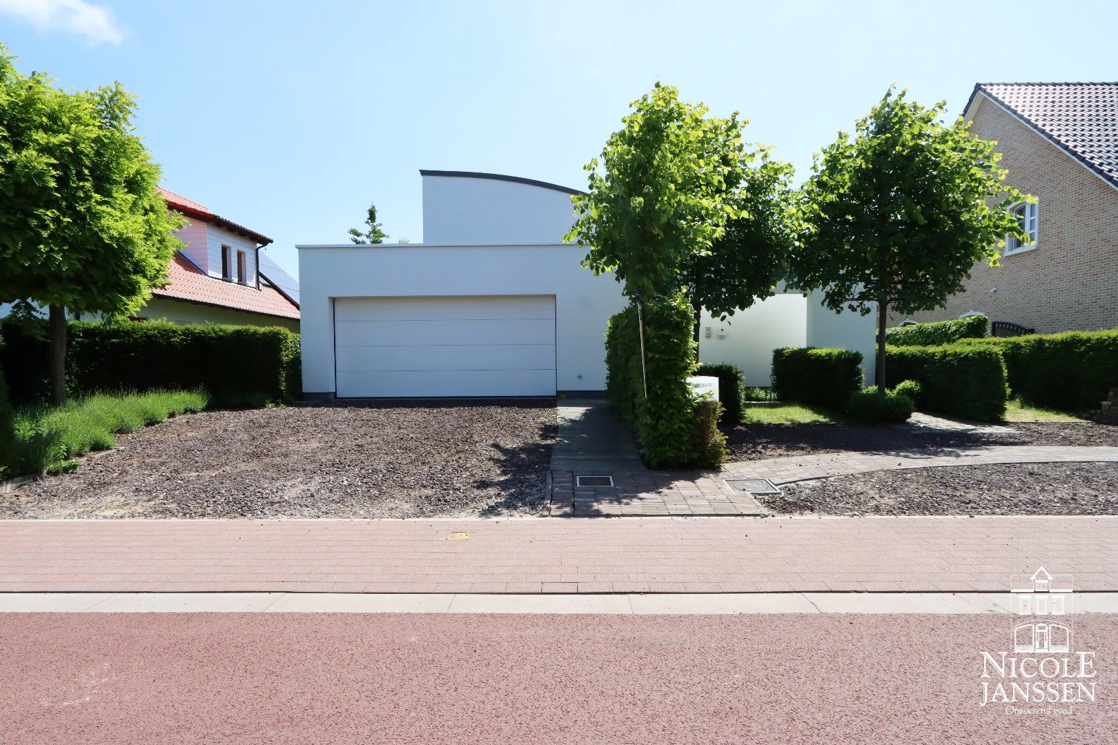 Ruime en speels ingedeelde woning met bijzondere architectuur en praktijkruimte foto 2