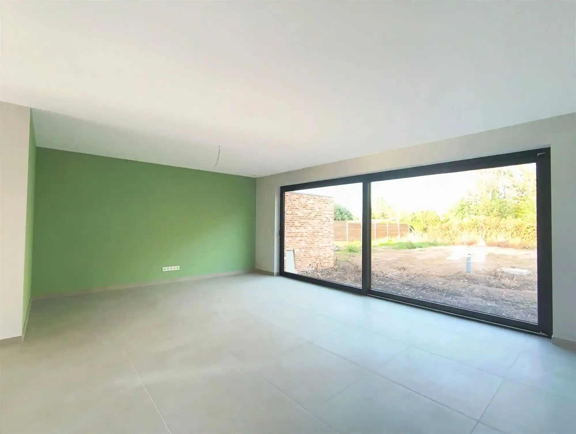 Gloednieuw wooncomfort in deze woning met 3 slaapkamers, terras, tuin en carport. foto 5