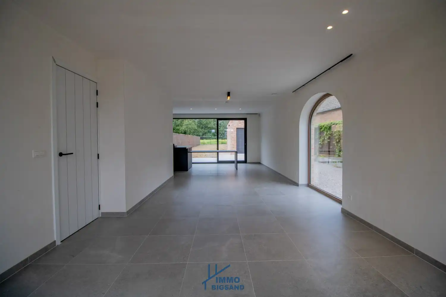 Nieuwbouwvilla te huur met ruime tuin, garage en 4 slaapkamers foto 3