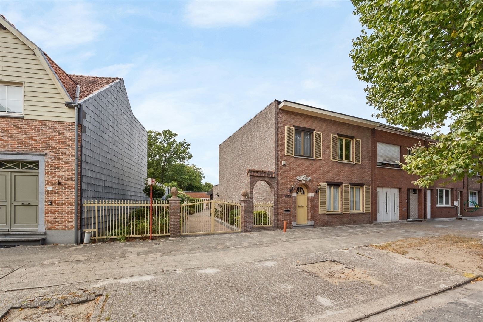 Hoofdfoto van de publicatie: Halfopen bebouwing gelegen nabij centrum Brasschaat 