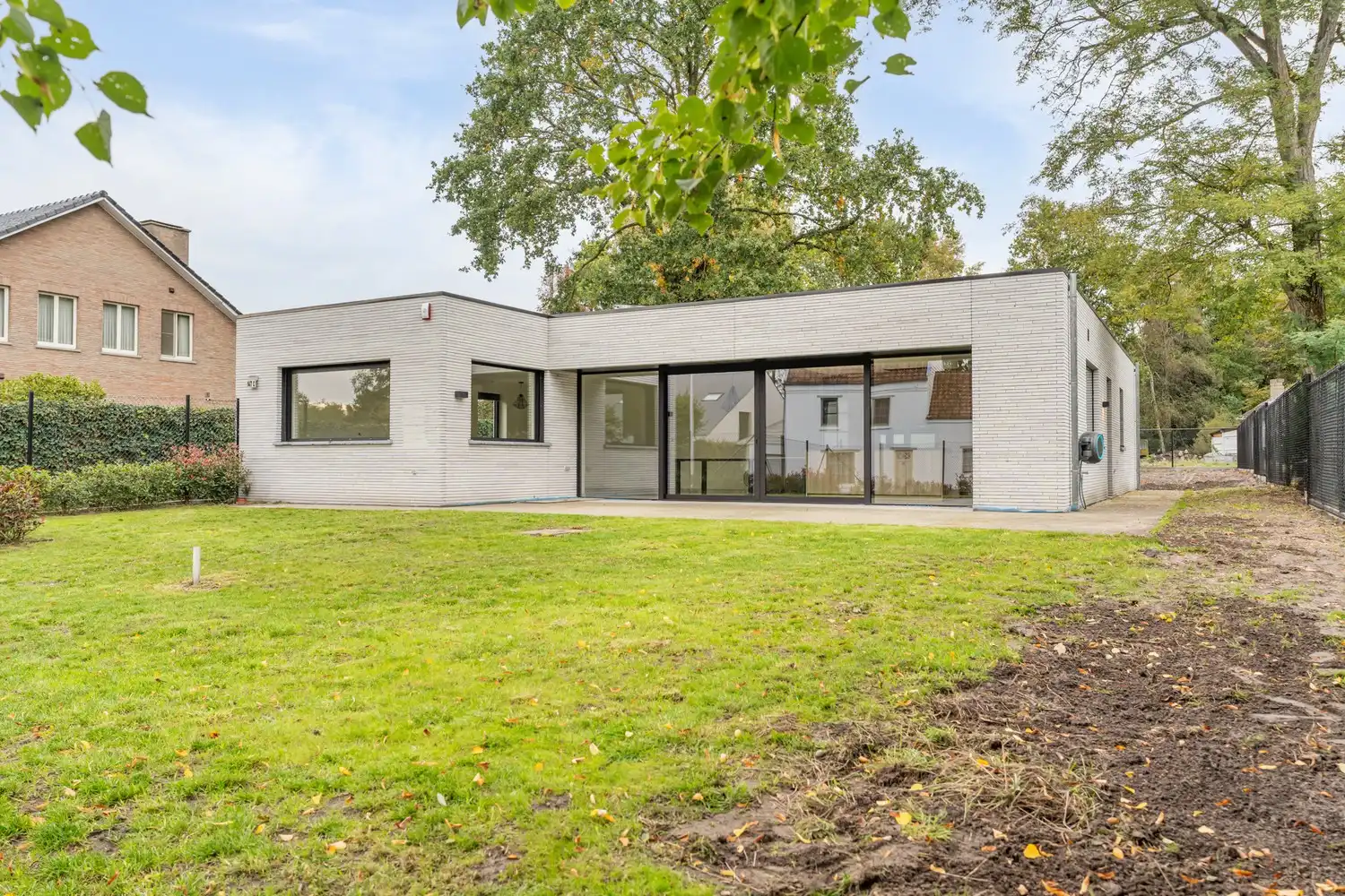 Moderne gelijkvloerse woning in Zonhoven op een perceel van 10a 91ca foto 2