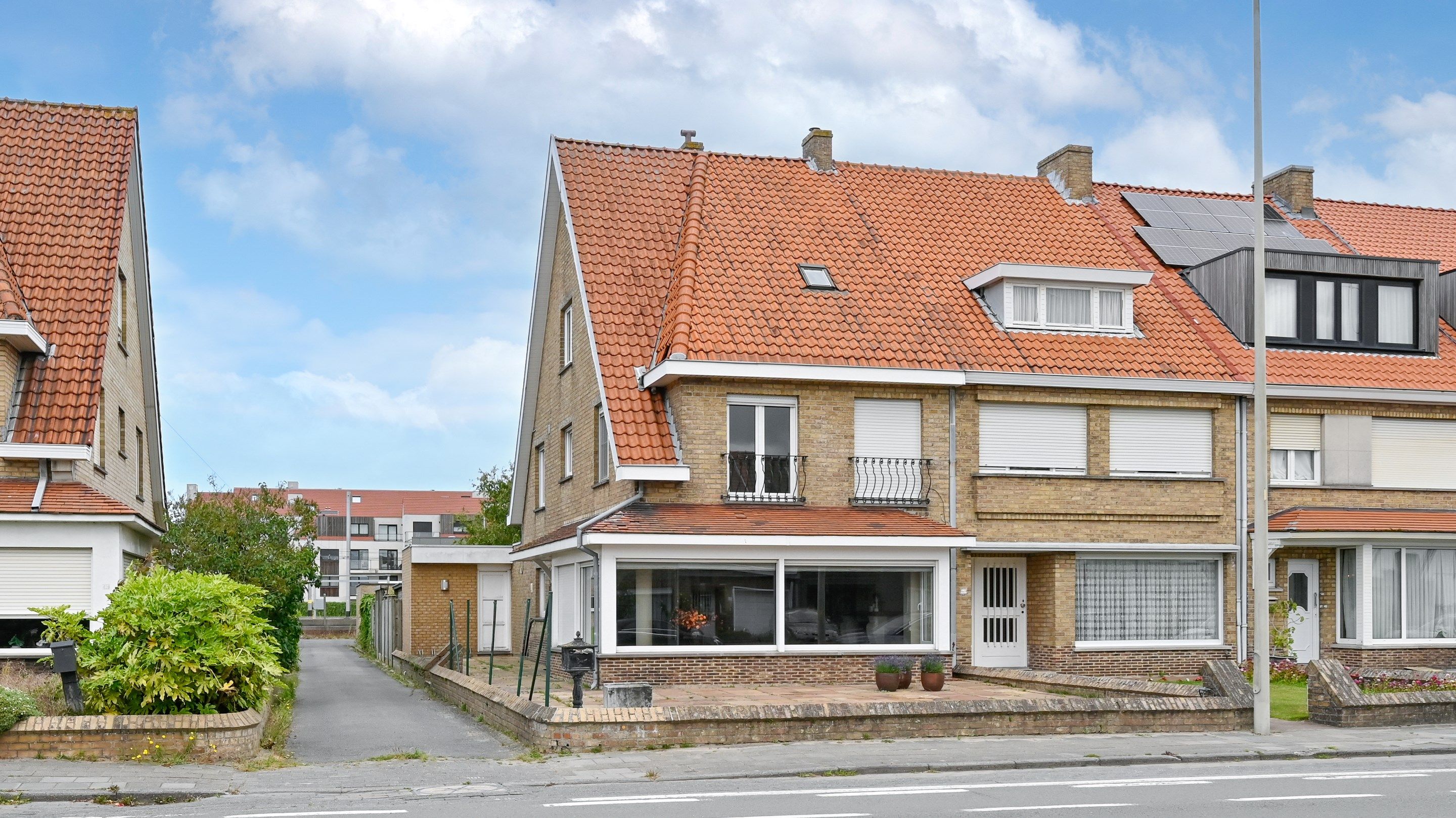 Stevige halfopen bebouwing met dubbele garage te Knokke  foto 2