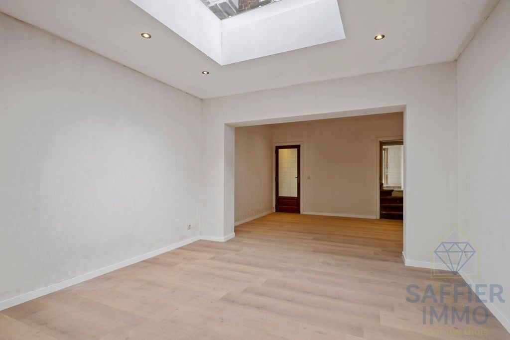 Gerenoveerde woning met extra magazijn in Harelbeke foto 4