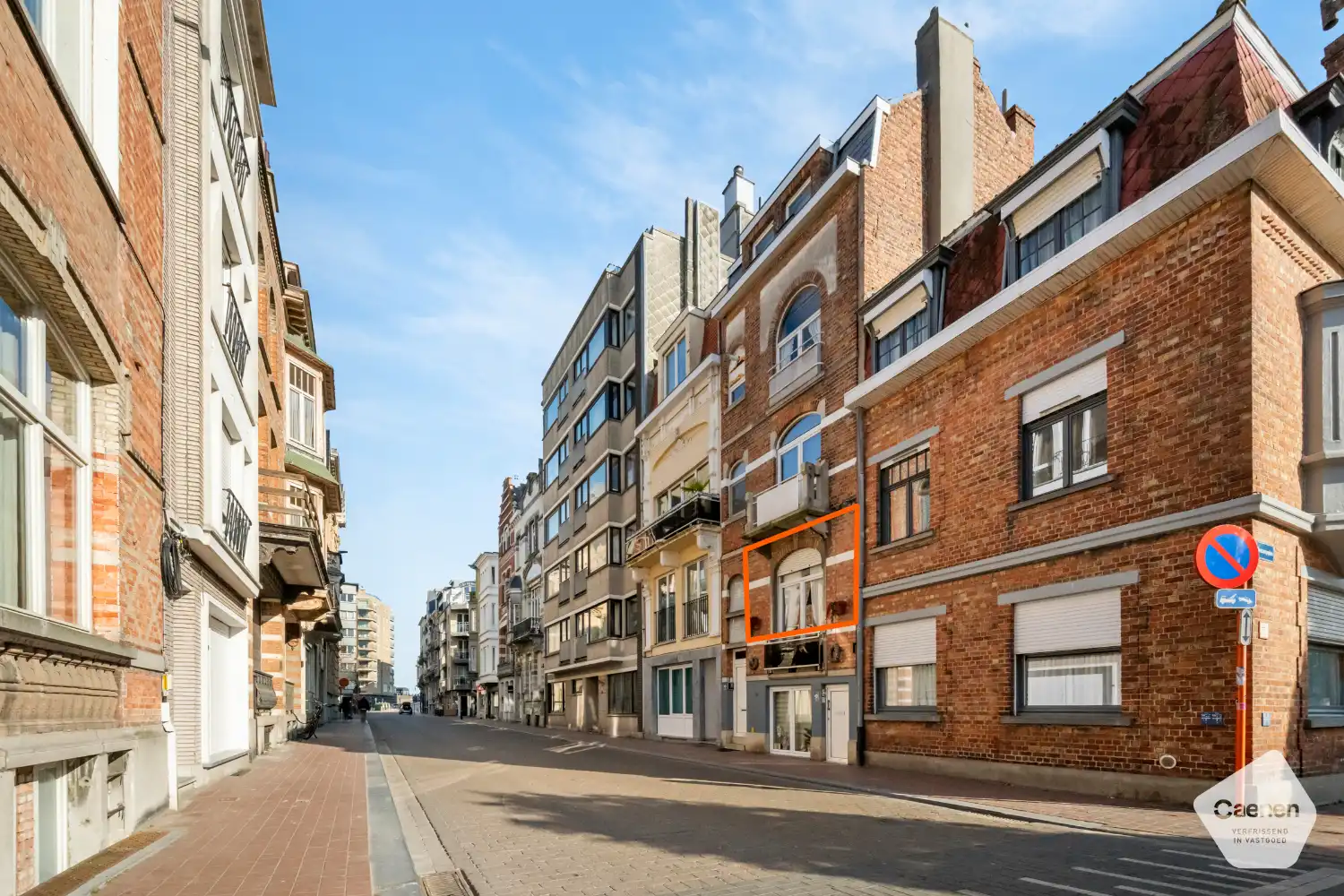 Op te frissen centraal gelegen 2 slaapkamer appartement foto {{pictureIndex}}