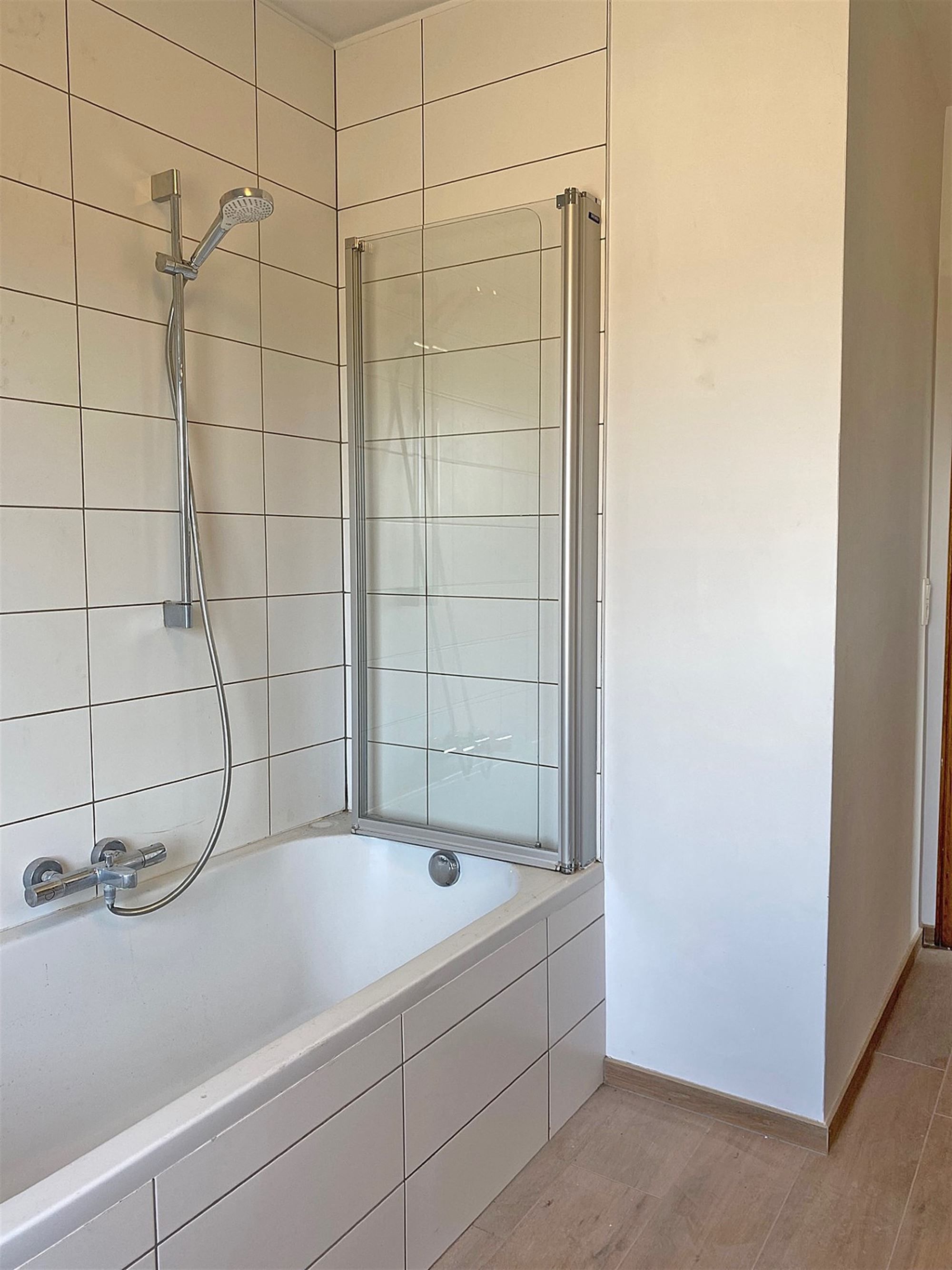 Ruime VERNIEUWDE HALFOPEN BEBOUWING met 4 SLAAPKAMERS ... foto 17