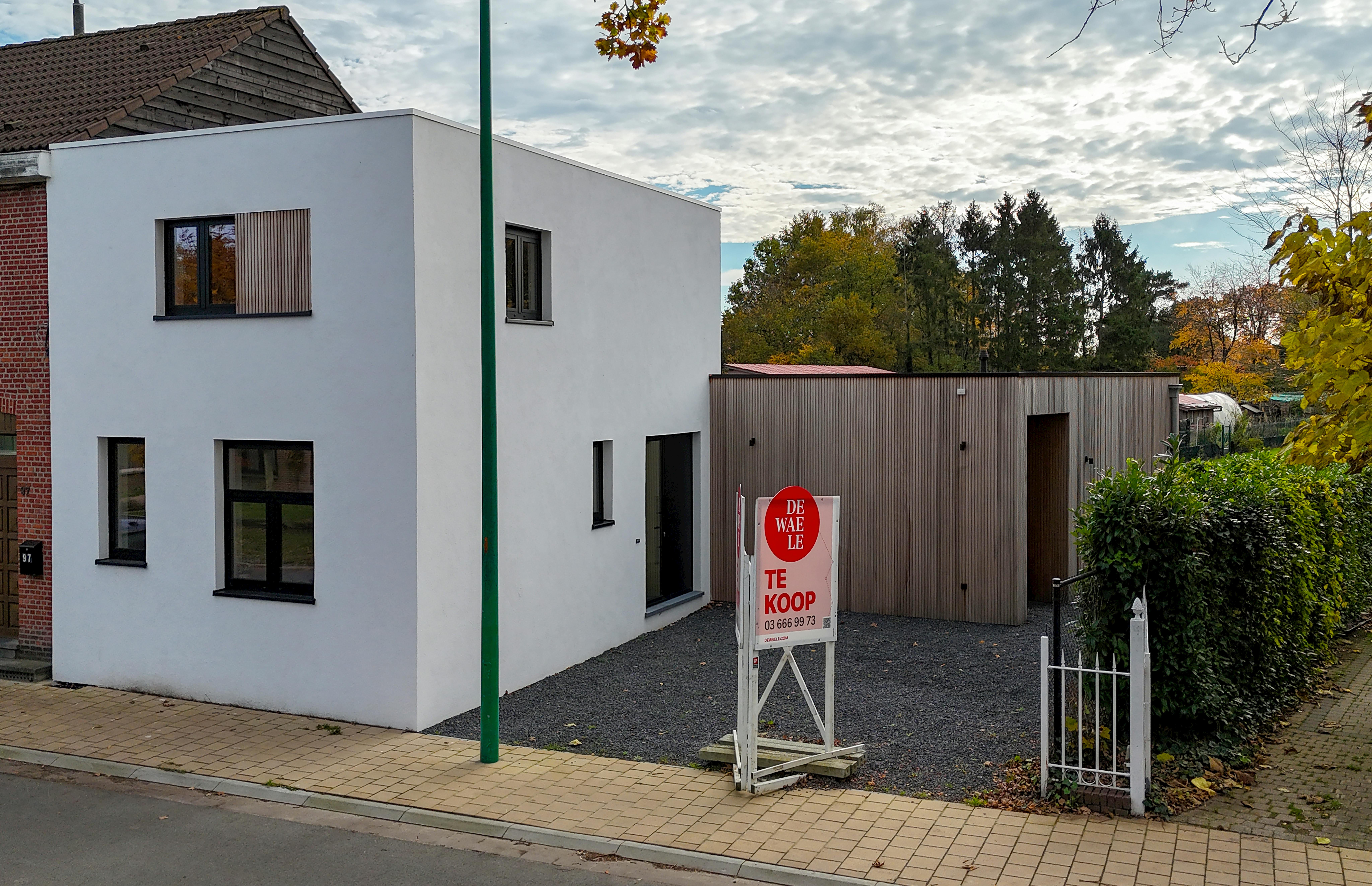 Volledig gerenoveerde halfopen bebouwing te koop te Essen! foto 3