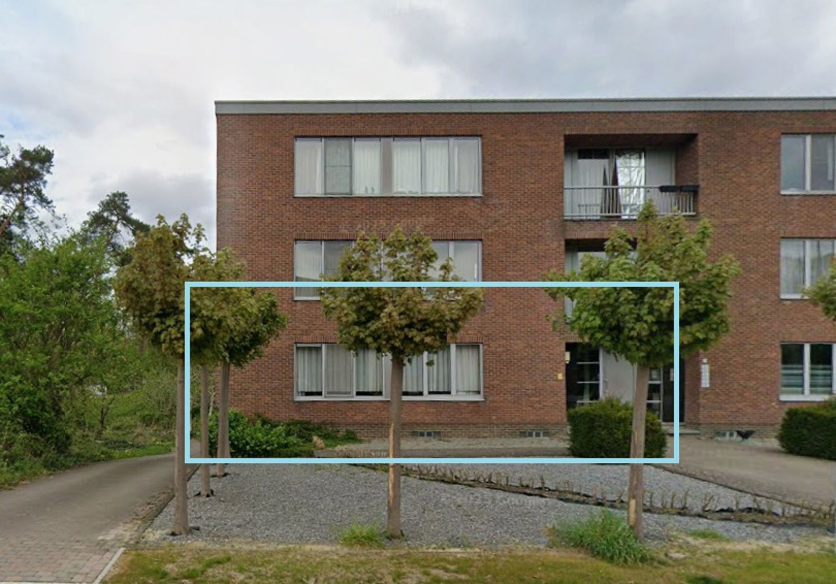 Gelijkvloers 3 slaapkamer appartement met grote garage. foto {{pictureIndex}}