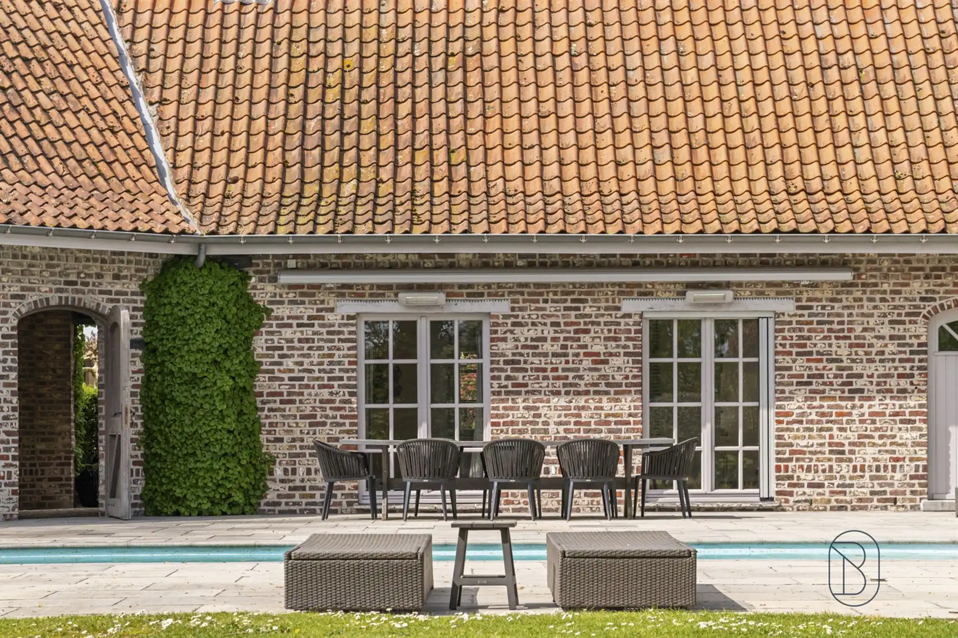 Charmante hoeve met zwembad en praktijkruimte in Kruishoutem foto {{pictureIndex}}