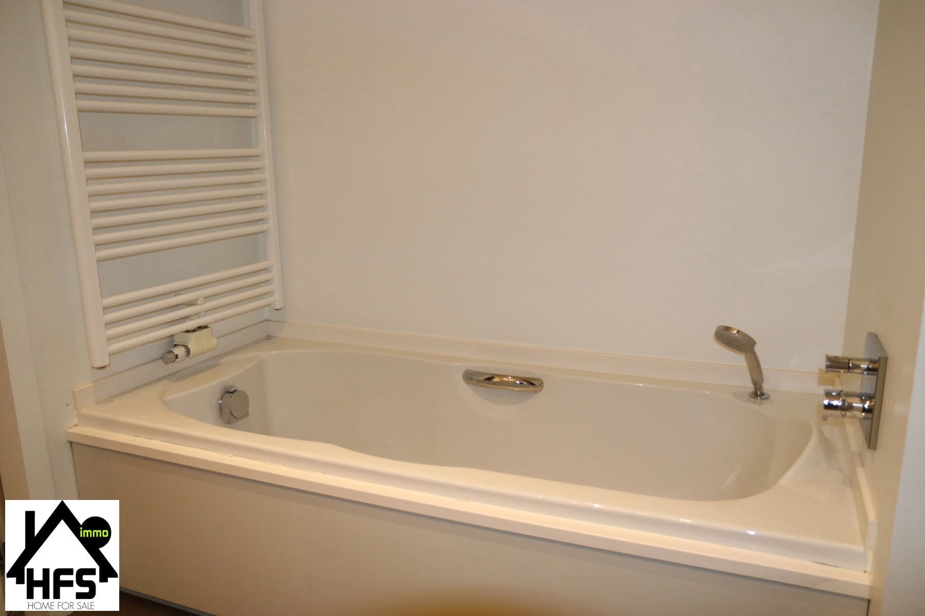 App op topligging op de Ijzerenleen met zicht op de historische gebouwen en Sint Rombouts toren foto 11