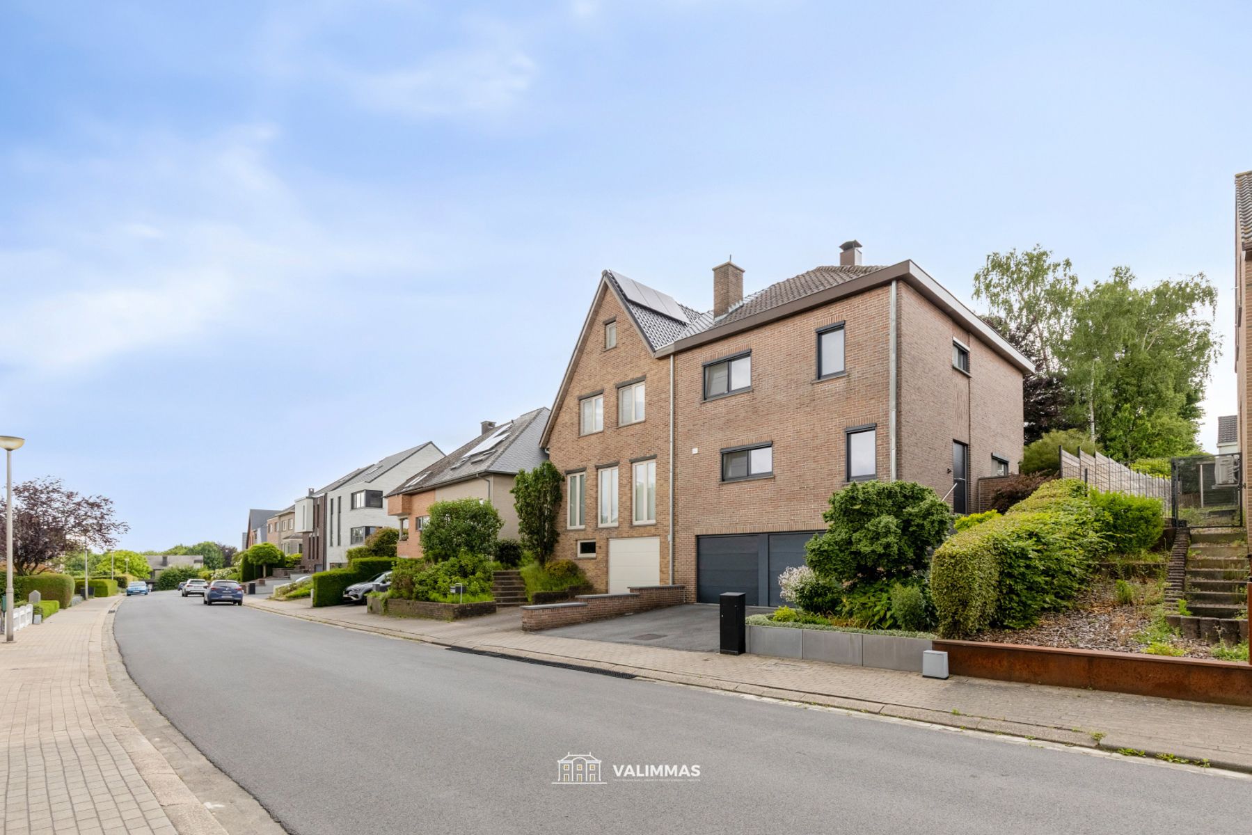 Residentieel gelegen driegevelwoning met mooie tuin & garage foto 3