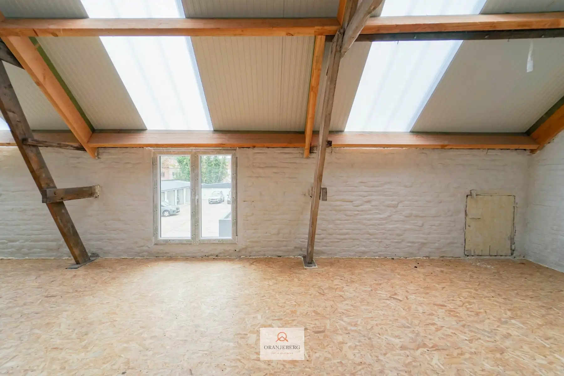 Loods - atelier 70m² met toilet / water- en elektriciteitsaansluiting + garage te huur foto 4