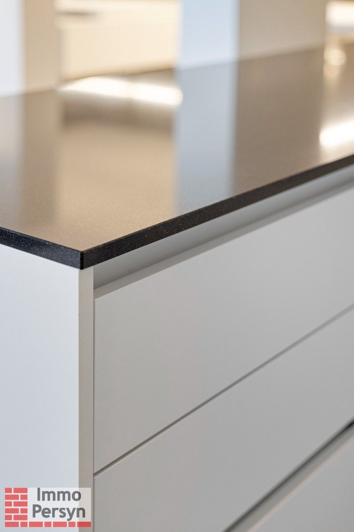 Ruim gelijkvloers appartement met tuin en 2 staanplaatsen. foto 9