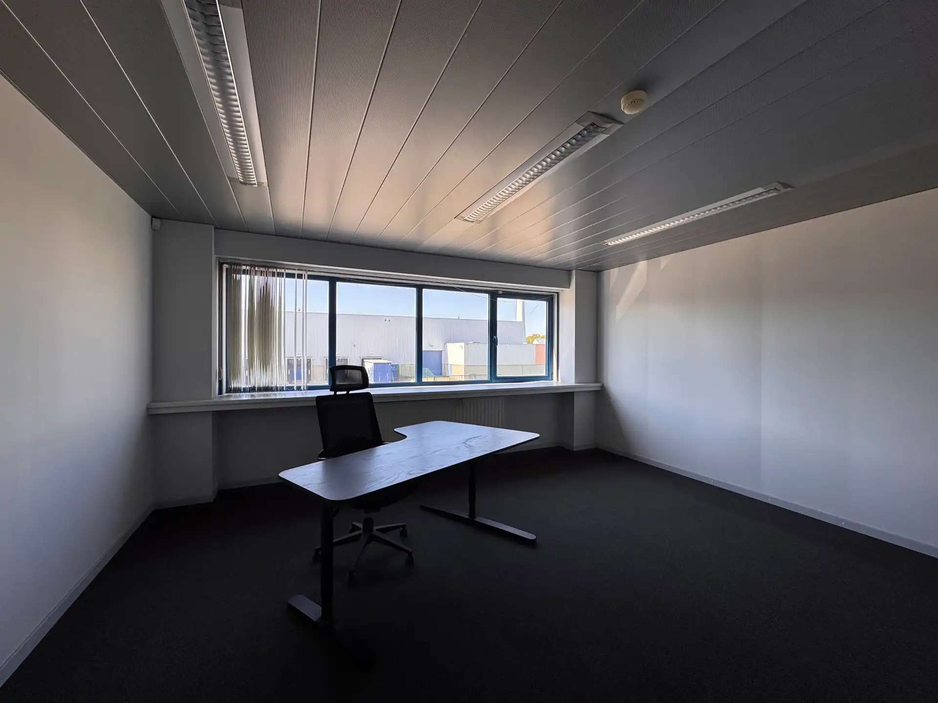 Magazijn (± 2.600 m²) met kantoor en laadkades te huur foto 8
