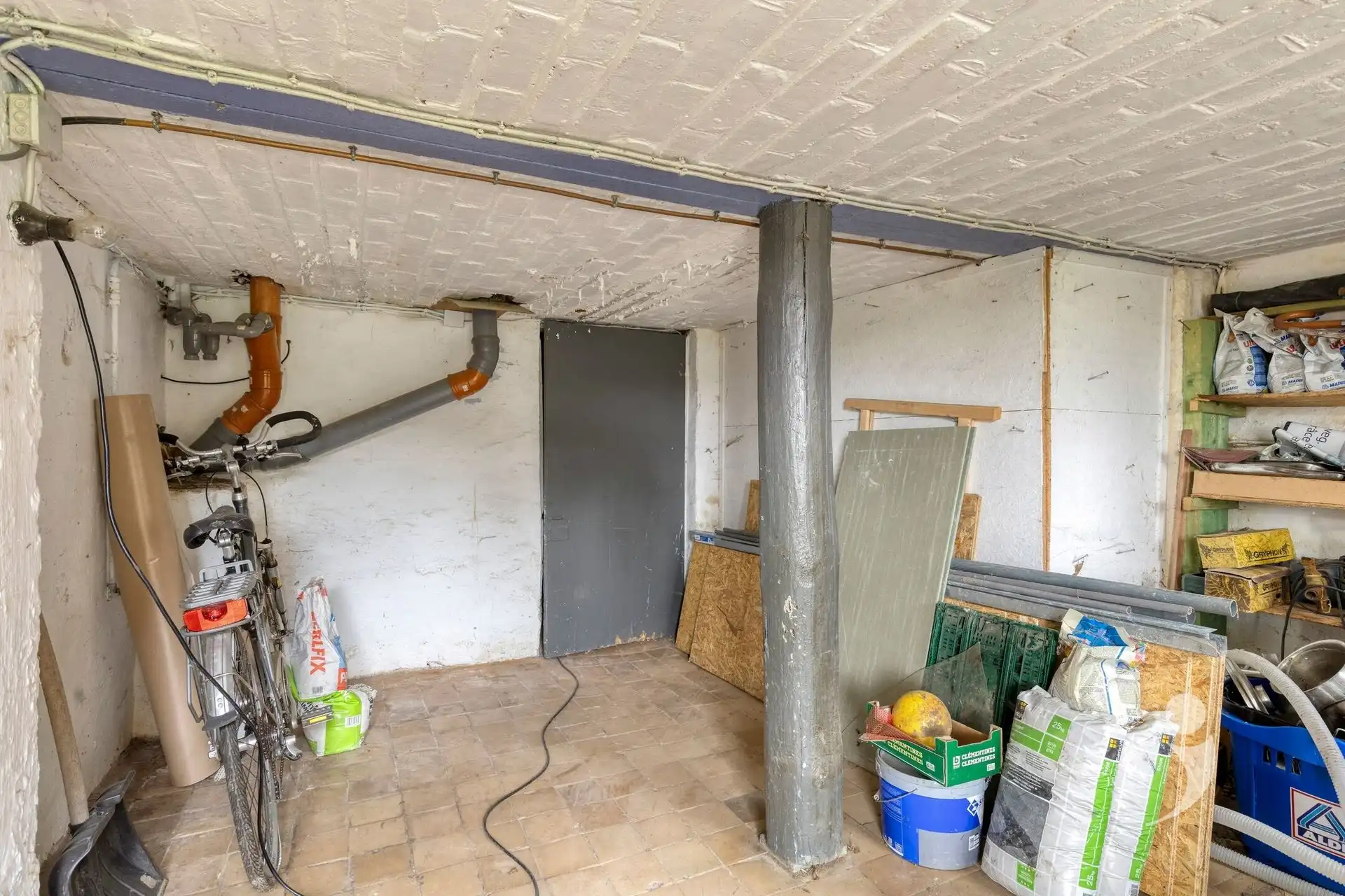 Ruime te renoveren woning met vergezicht foto 21