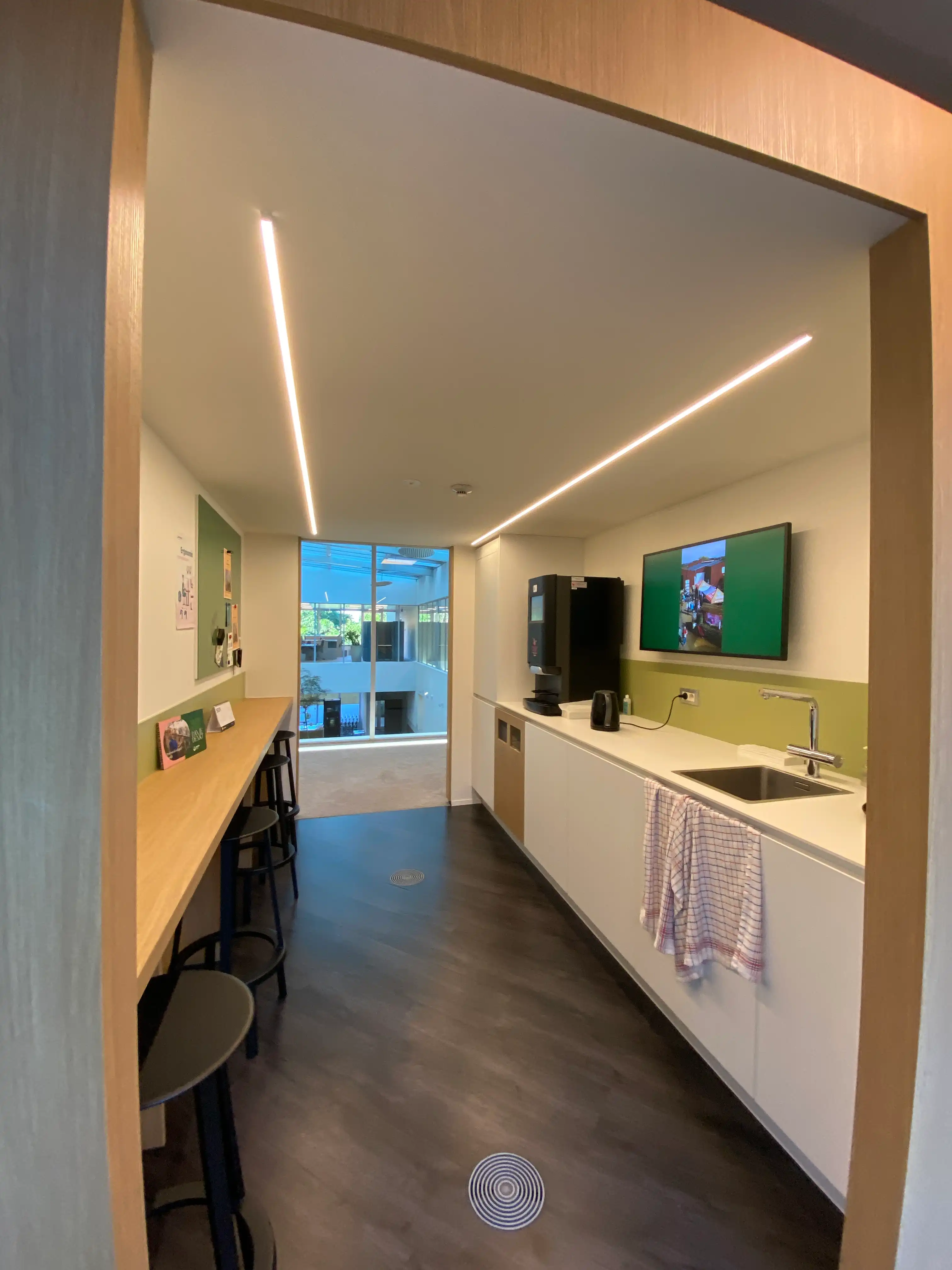 Volledig instapklaar kantoor te huur van 528 m². foto 7