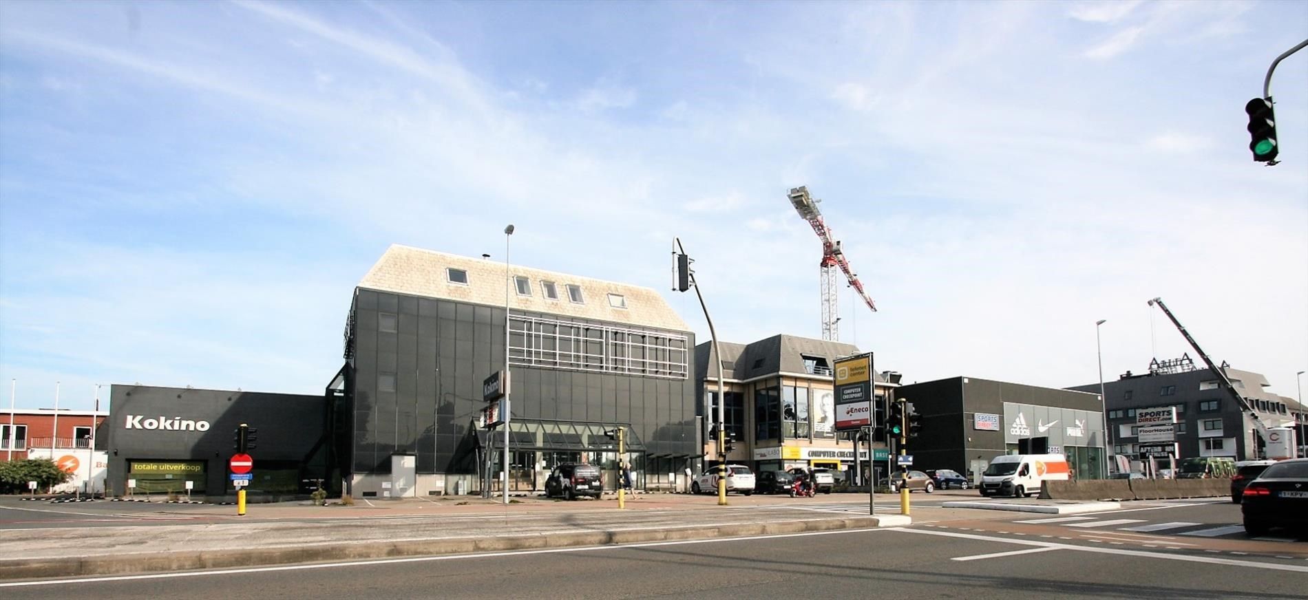 Handelsruimte Kortrijkse Steenweg 1092 naast KBC Toren te huur  foto 3