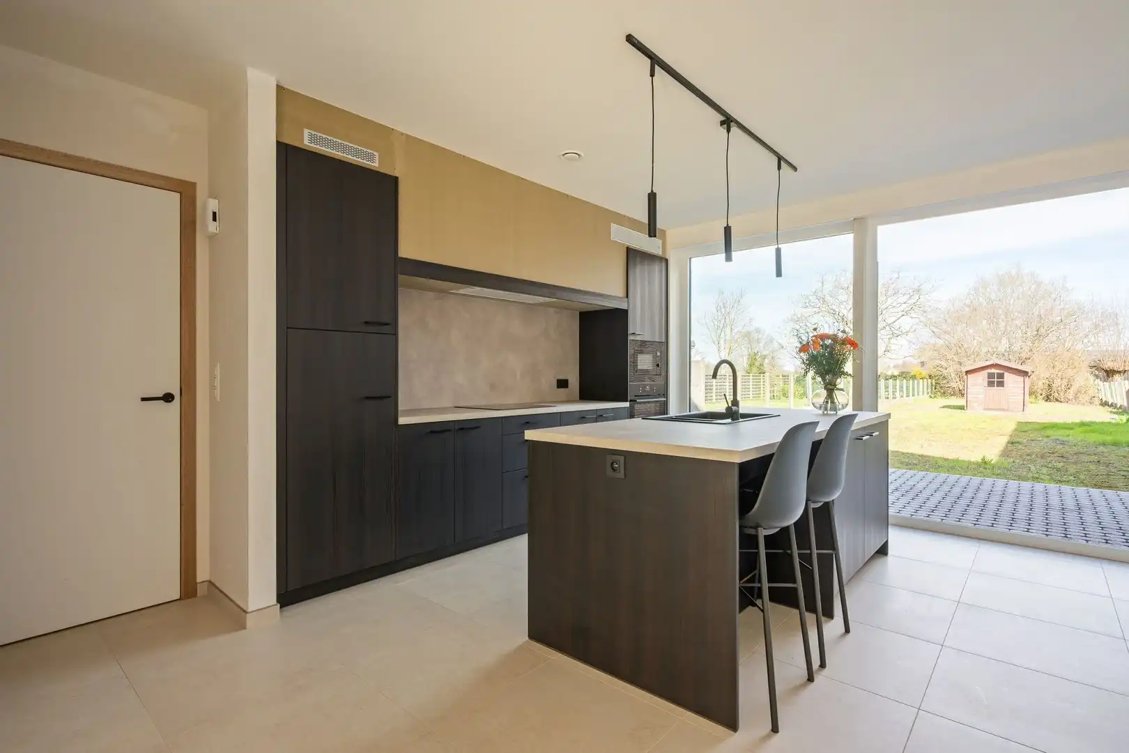 Kwalitatief afgewerkte lichtrijke en ruime nieuwbouw woning met grote tuin en 3 volwaardige slaapkamers en grote zolderruimte. foto 3