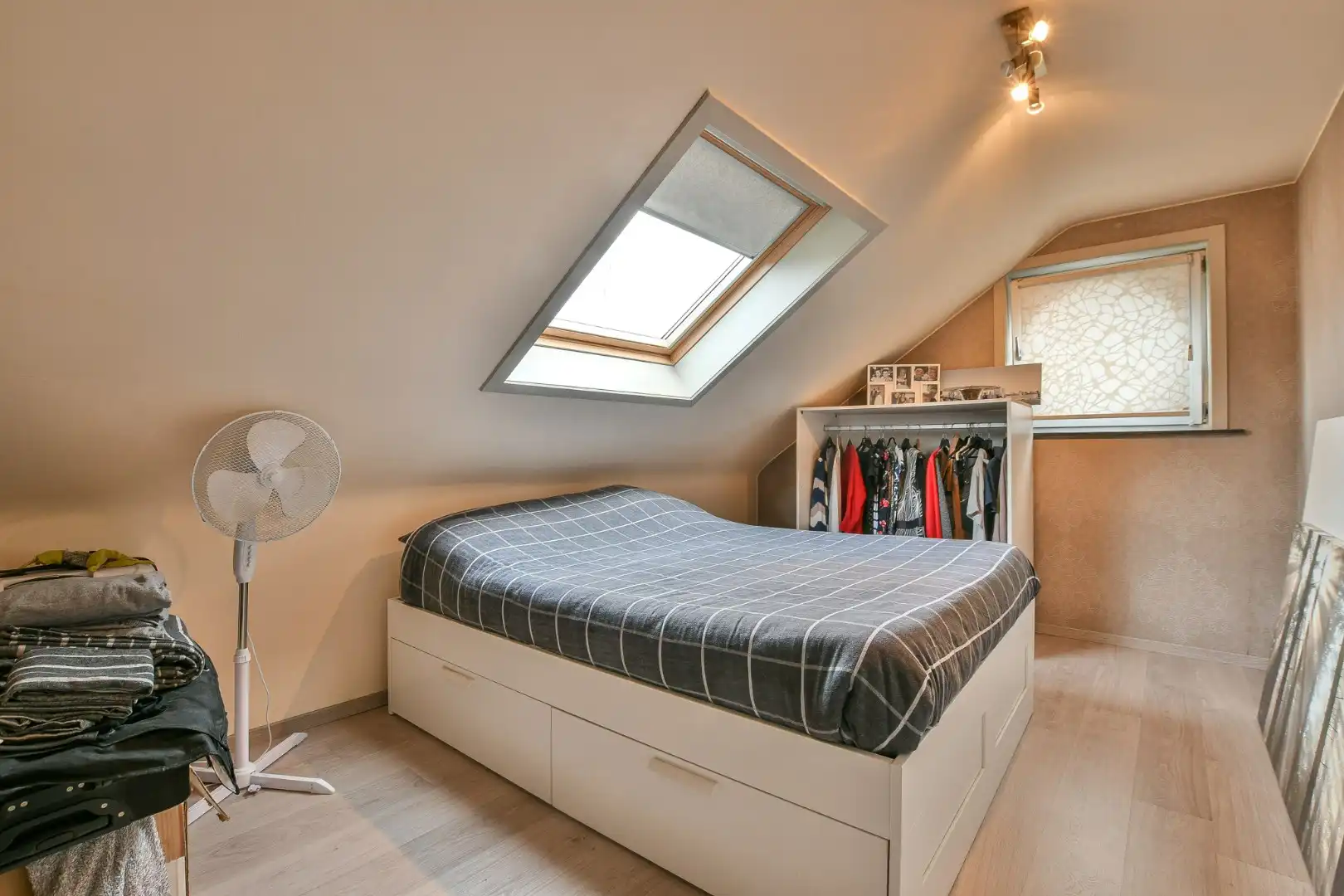 Instapklare halfopen woning met 3 slaapkamers en zonnige tuin in Vosseslag, vlakbij bos en duinen foto 11