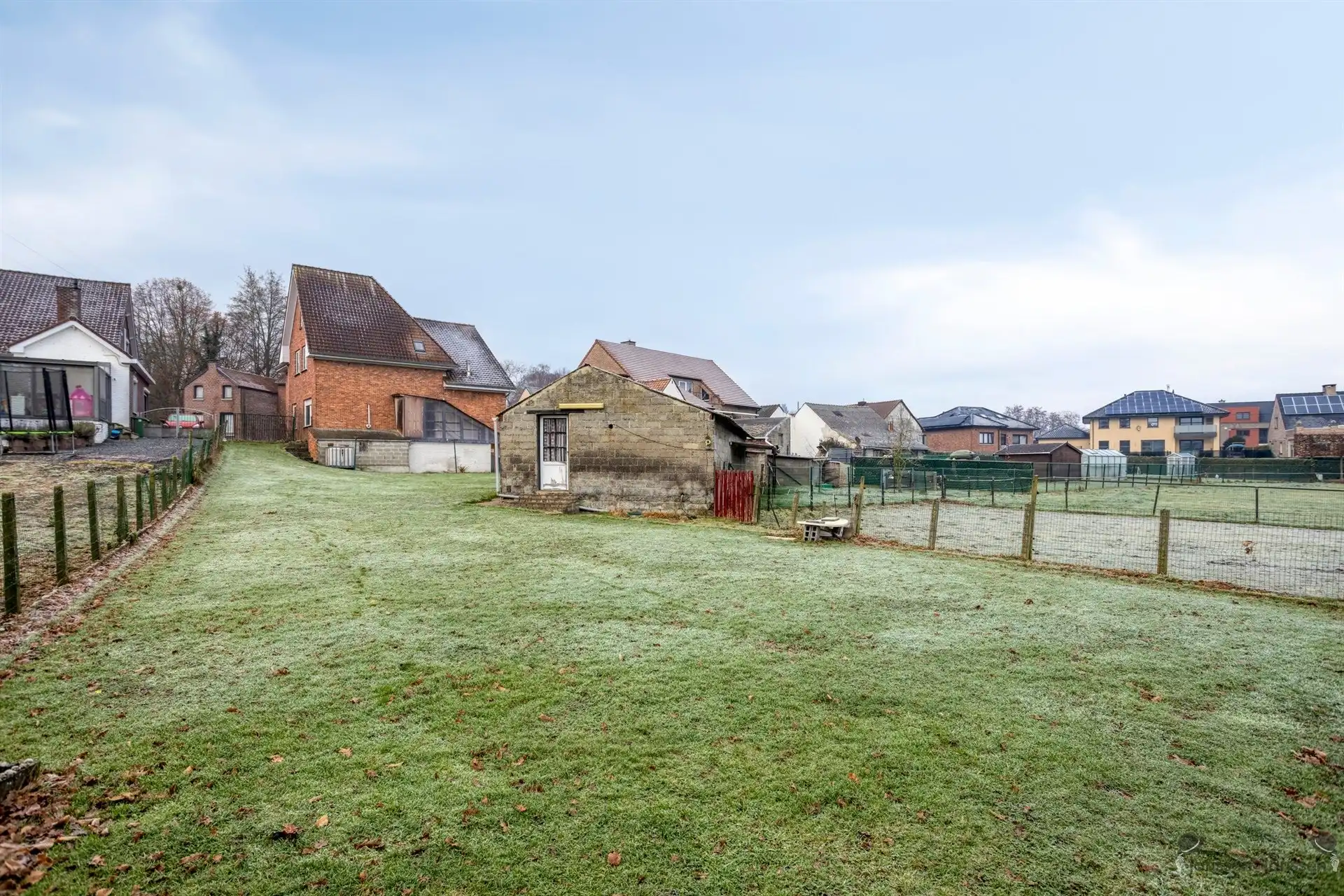 Ruime renovatiewoning met polyvalente bijgebouwen foto 32