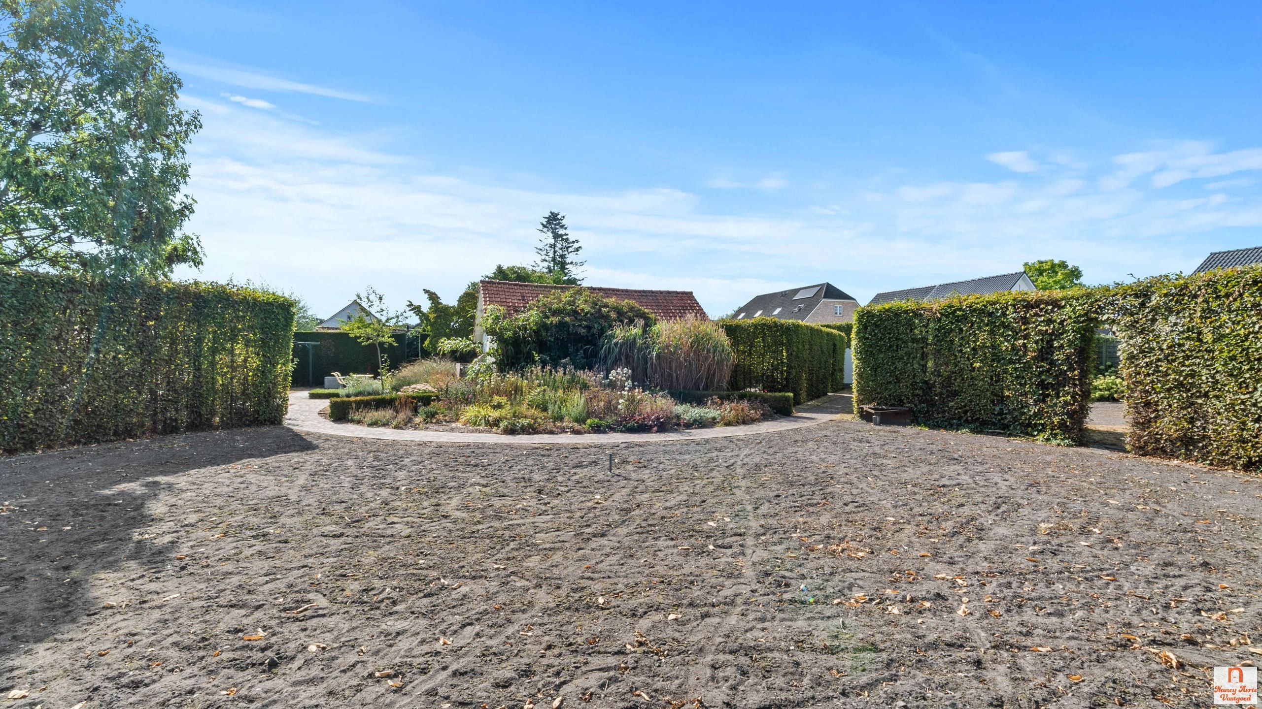 Instapklare woning met uitzonderlijk grote tuin met vijver foto 41