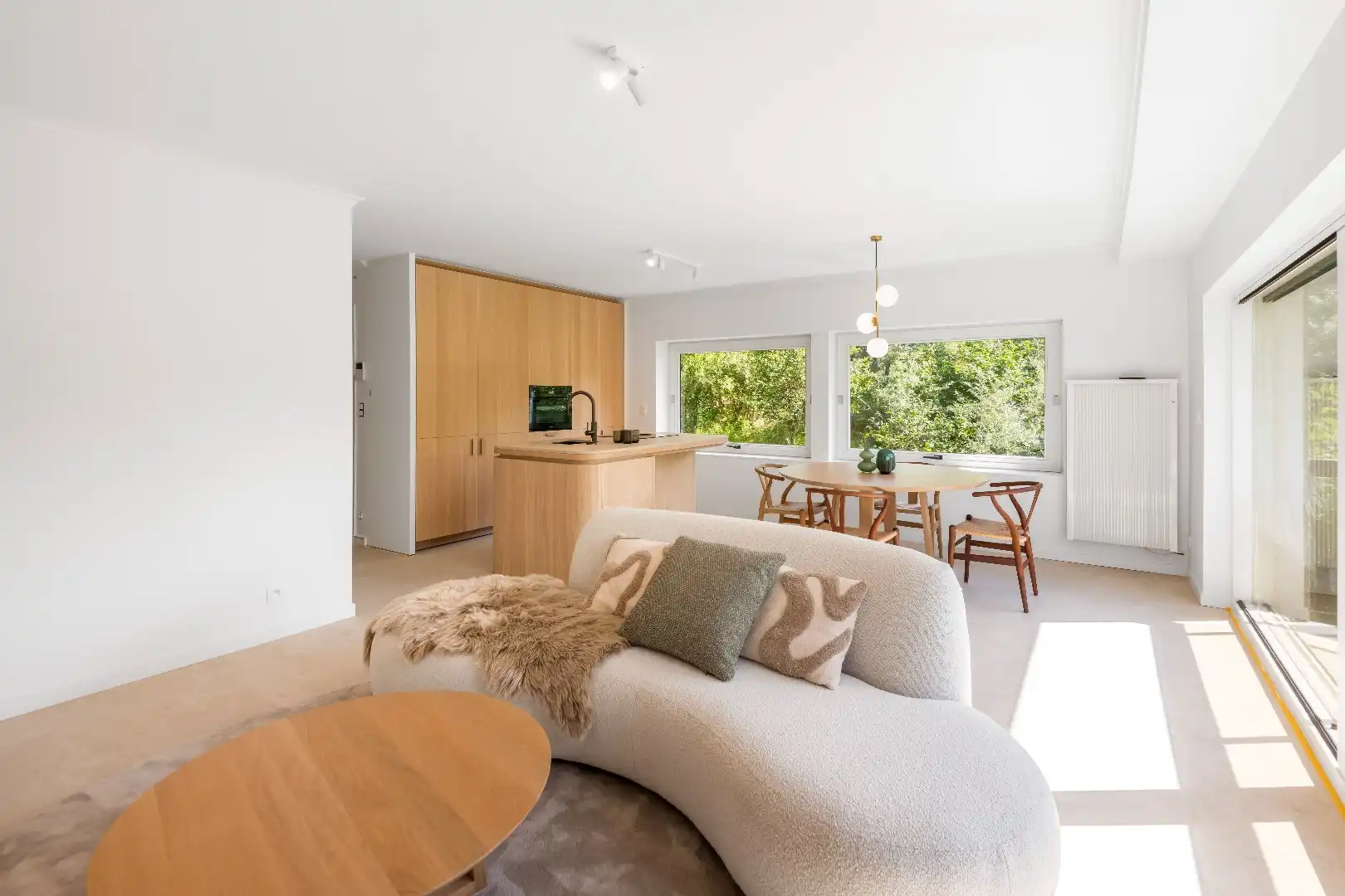 Prachtig gerenoveerd hoekappartement met zuidelijke oriëntatie, te midden van een groene omgeving aan het yzerpark. Parking te koop foto 3