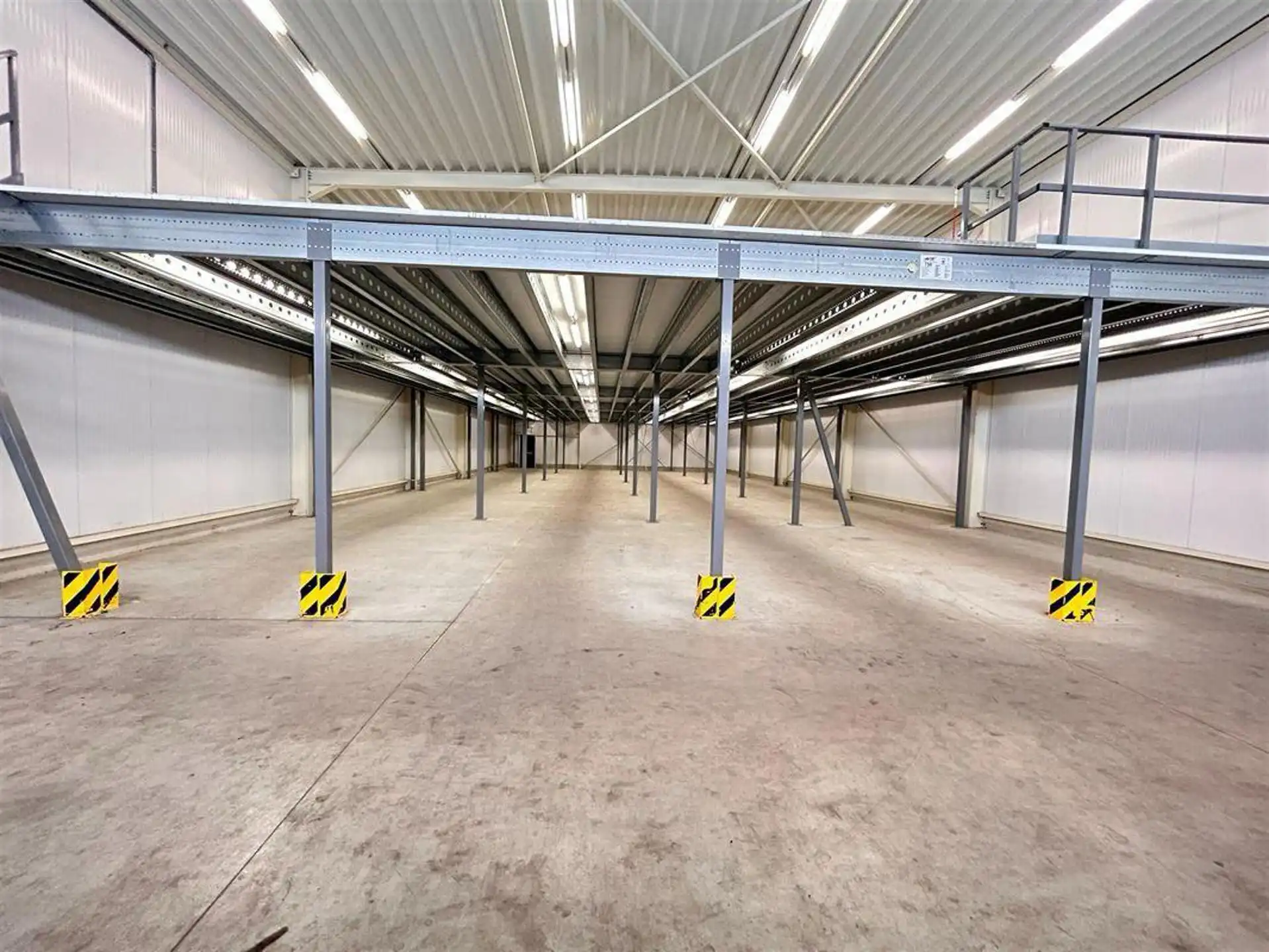 TE HUUR GENK - Hal met verdieping 900m² (+BUITENTERREIN) foto 8