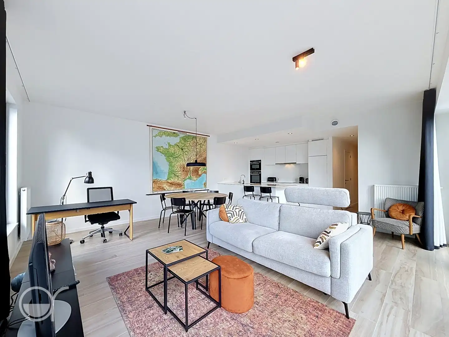 Ruim en lichtrijk tweeslaapkamerappartement met autostaanplaats te huur foto 2
