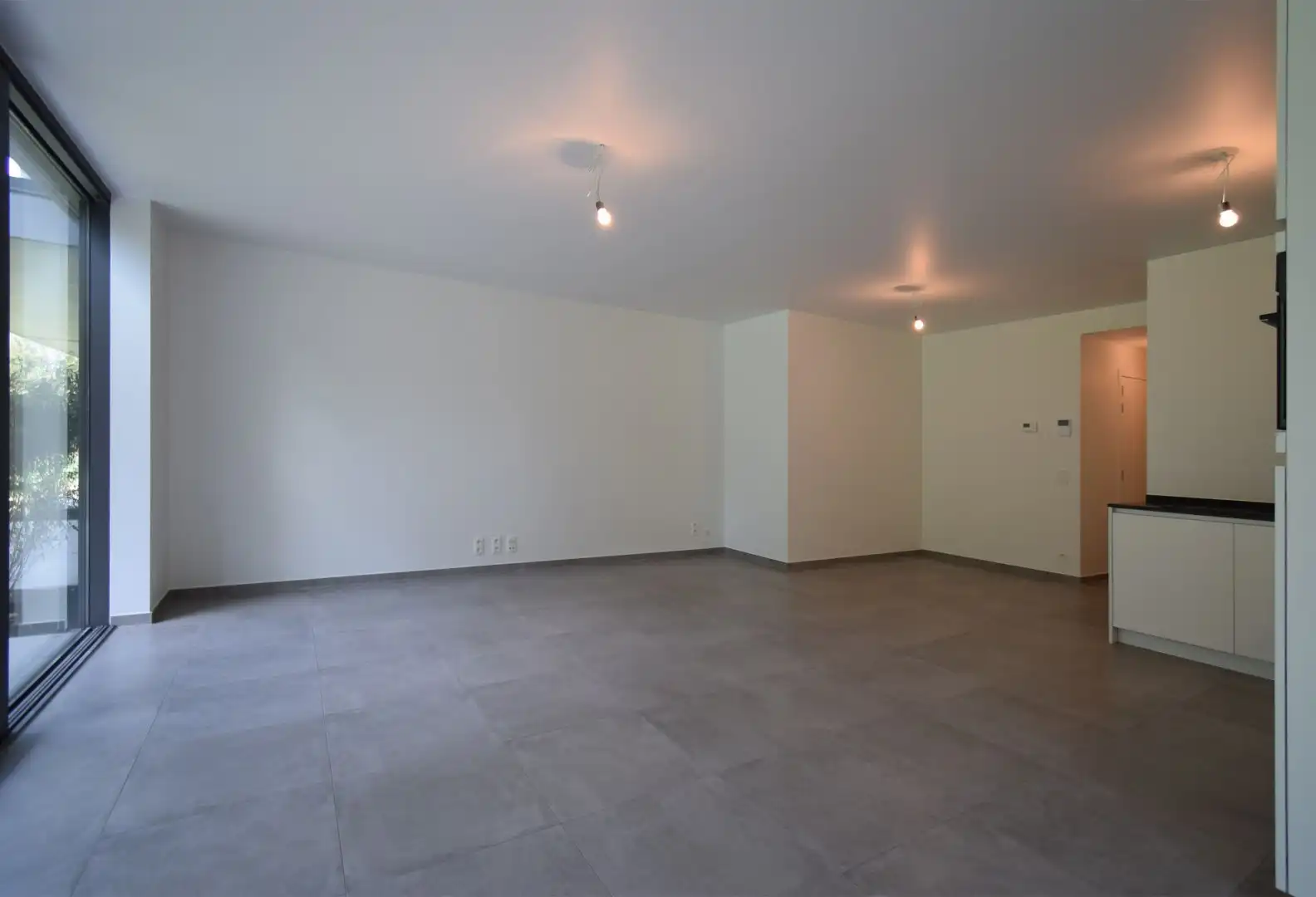 UNIEK INSTAPKLAAR GELIJKVLOERS APPARTEMENT IN EEN GROENE OMGEVING. foto 7