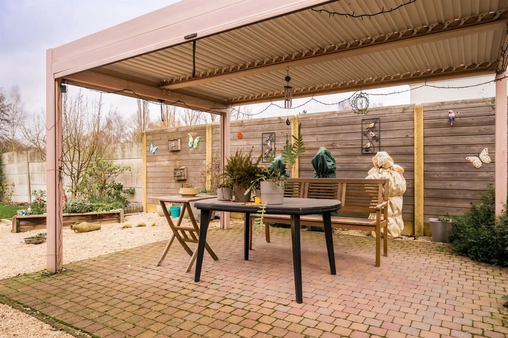 Zeer gezellige en charmante woning met prachtige tuin, oprit en ruime garage foto 4