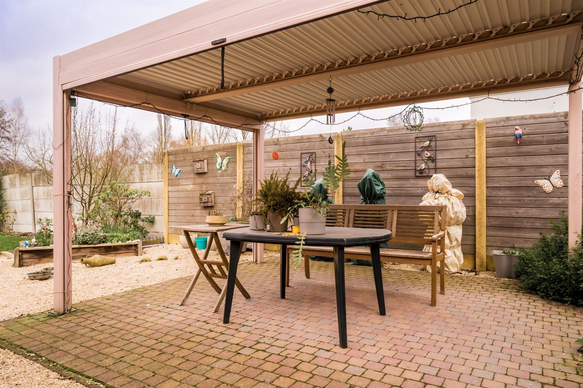 Zeer gezellige en charmante woning met prachtige tuin, oprit en ruime garage foto 4