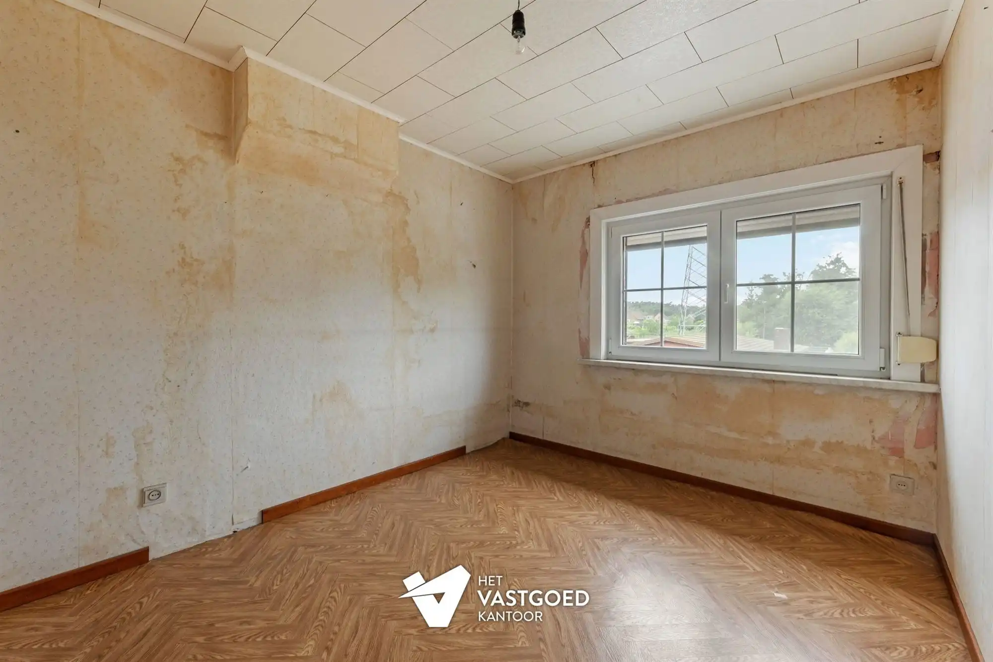 CHARMANTE TE RENOVEREN WONING, RUST GELEGEN OP EEN RUIM PERCEEL VAN 11 ARE. foto 10