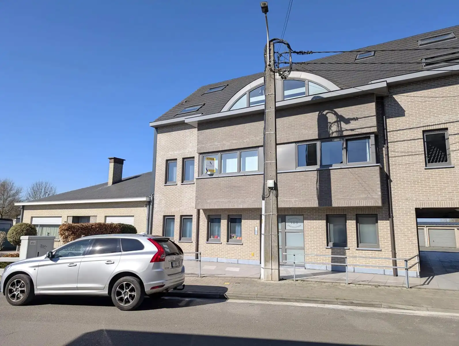 Energiezuinig app met 2 slpk, ruim zonne-terras en parking! foto {{pictureIndex}}