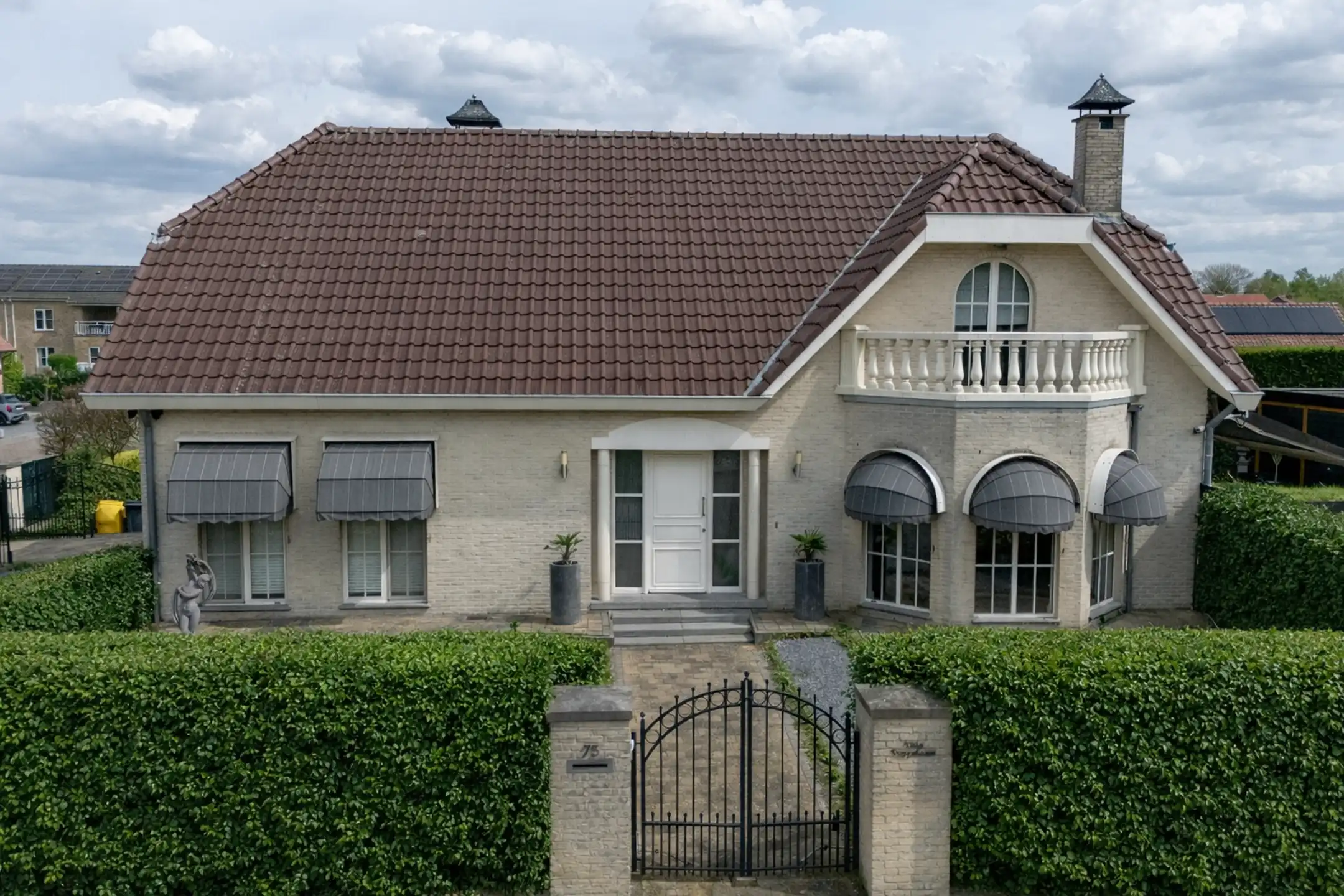Exclusieve villa met gastenverblijf en zwembad op de grens in Weelde foto {{pictureIndex}}