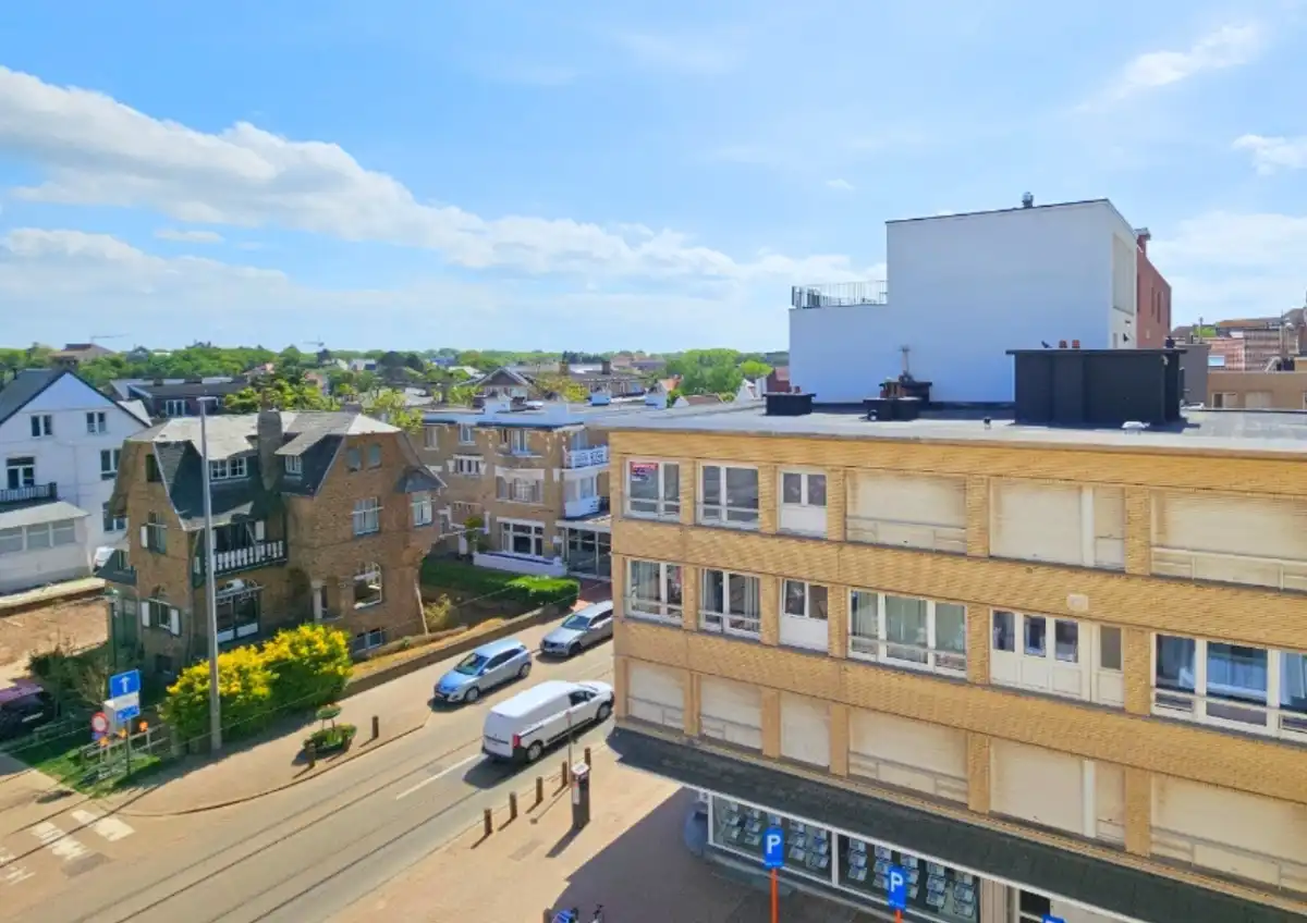 GERENOVEERD APPARTEMENT MET ZIJDELINGS ZEEZICHT TE KOOP IN DE PANNE foto 12