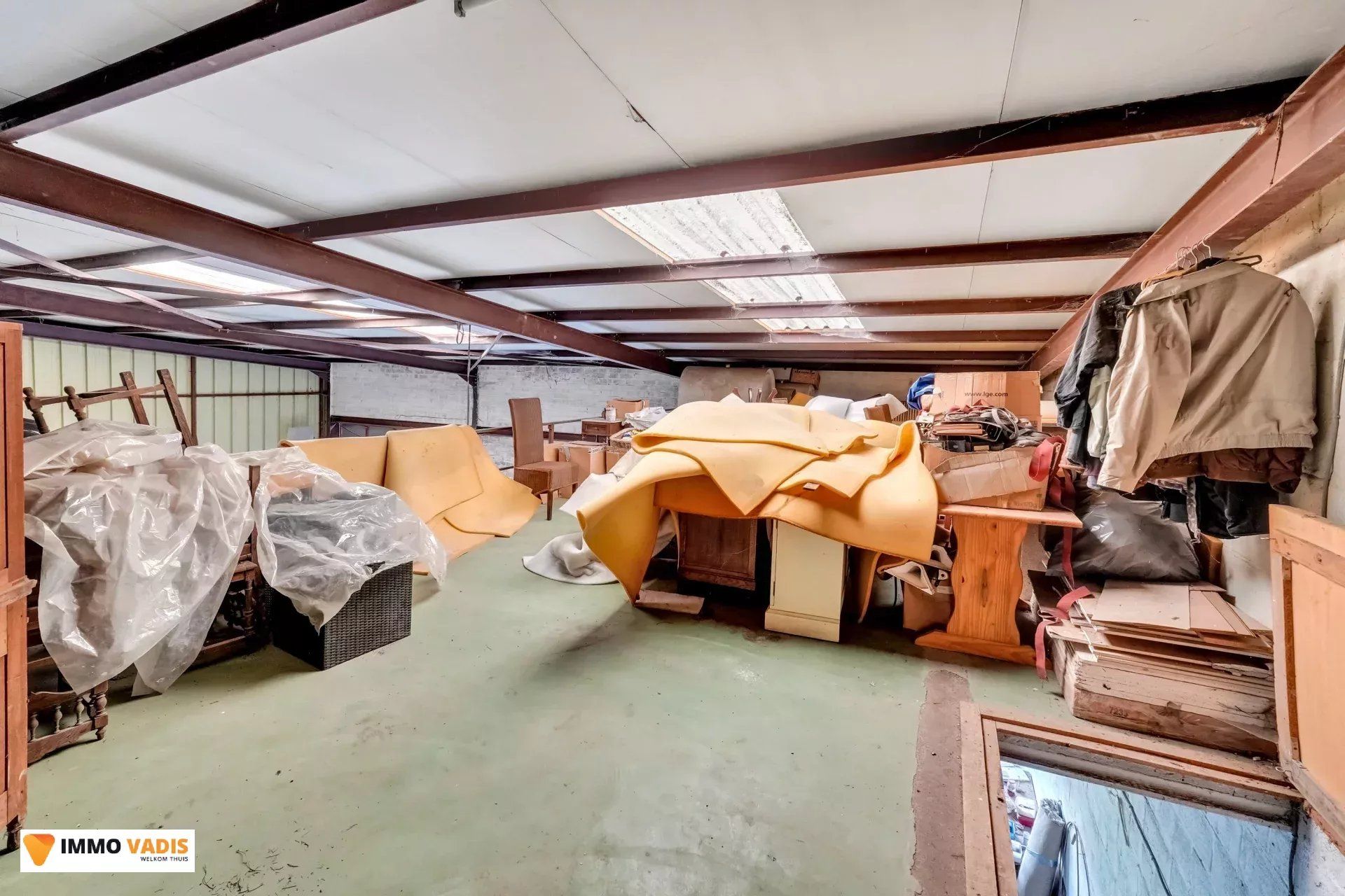 Te koop op lijfrente - Comfortabele villa met drie slaapkamers, twee garages en een magazijn. foto 31