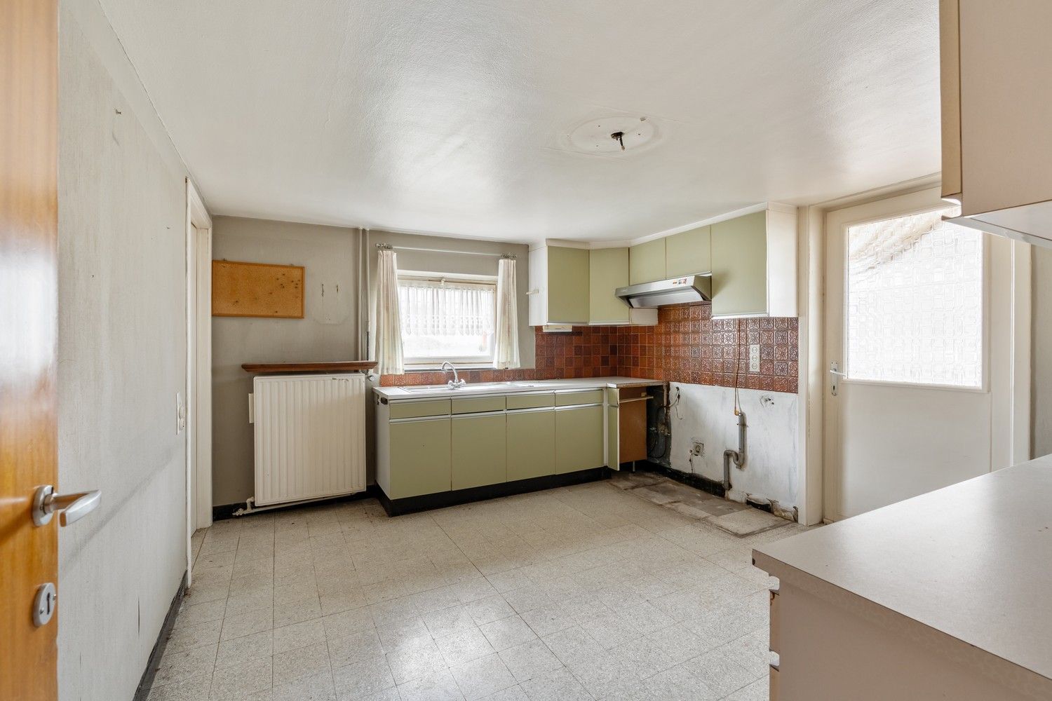 Te renoveren woning met loodsen op rustige locatie! foto 8