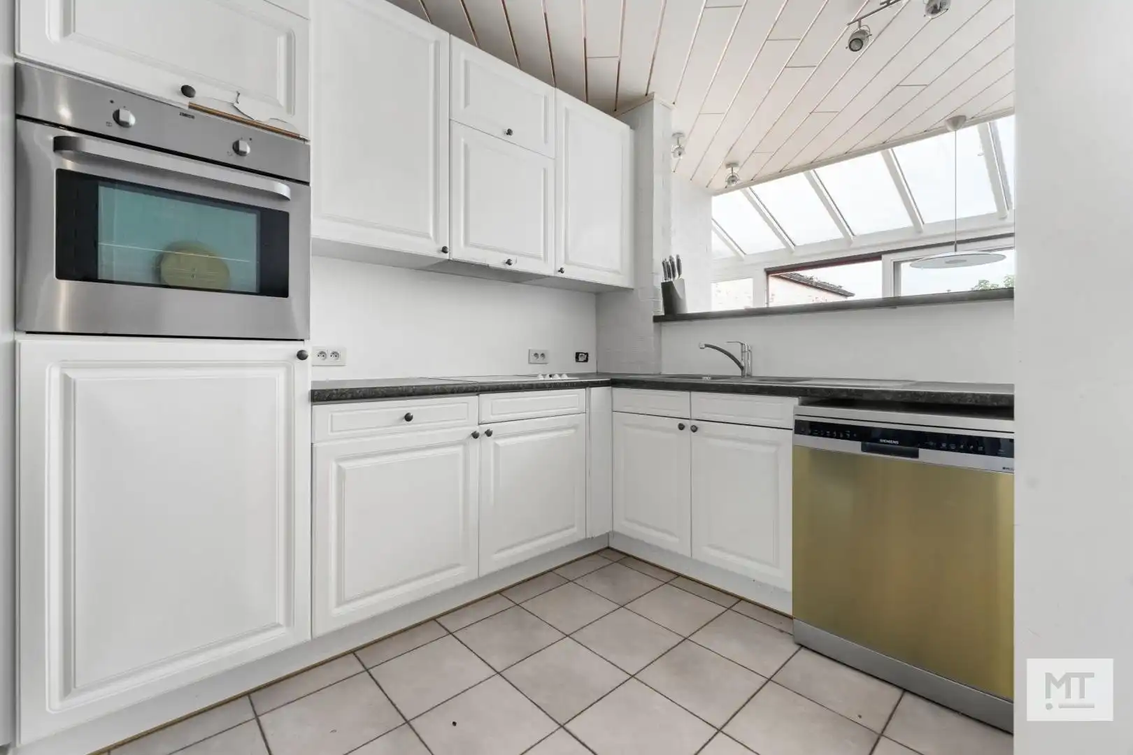 Bijzonder ruime woning met opslagruimte, dubbele garage en uitweg in centrum Langemark foto 6